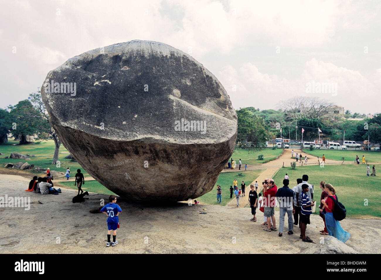 The huge boulder popularly known as Krishna's butter ball in Mahabalipuram, Tamil Nadu, India Stock Photo