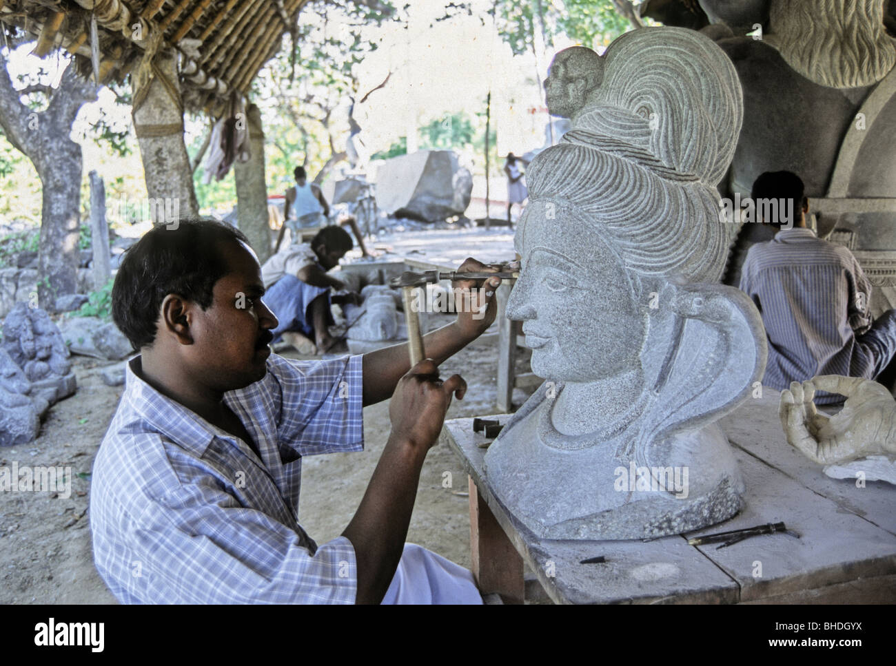 Stone Carvers at work in Mahabalipuram, Tamil Nadu Stock Photo Alamy