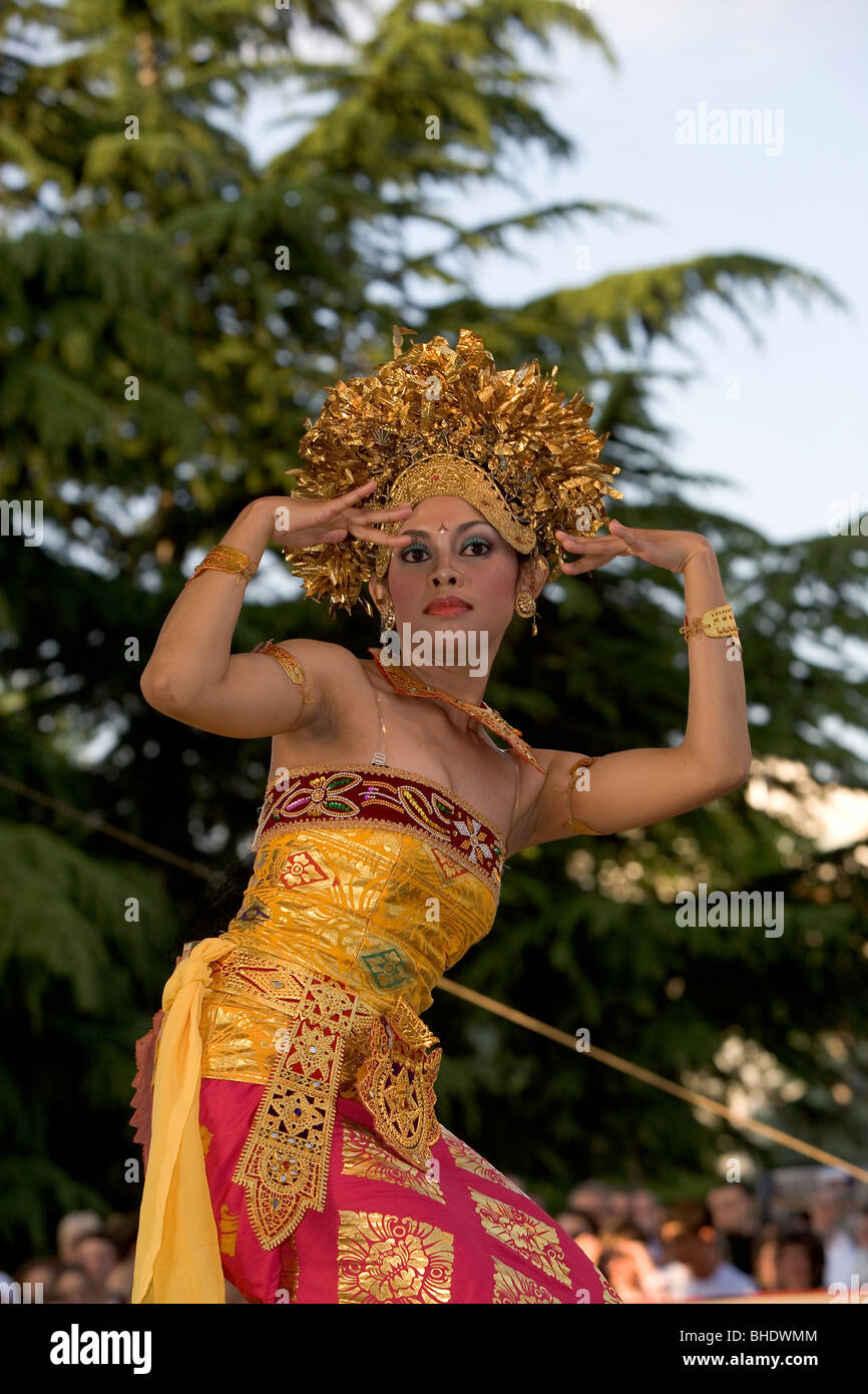 International hot sale traditional costume