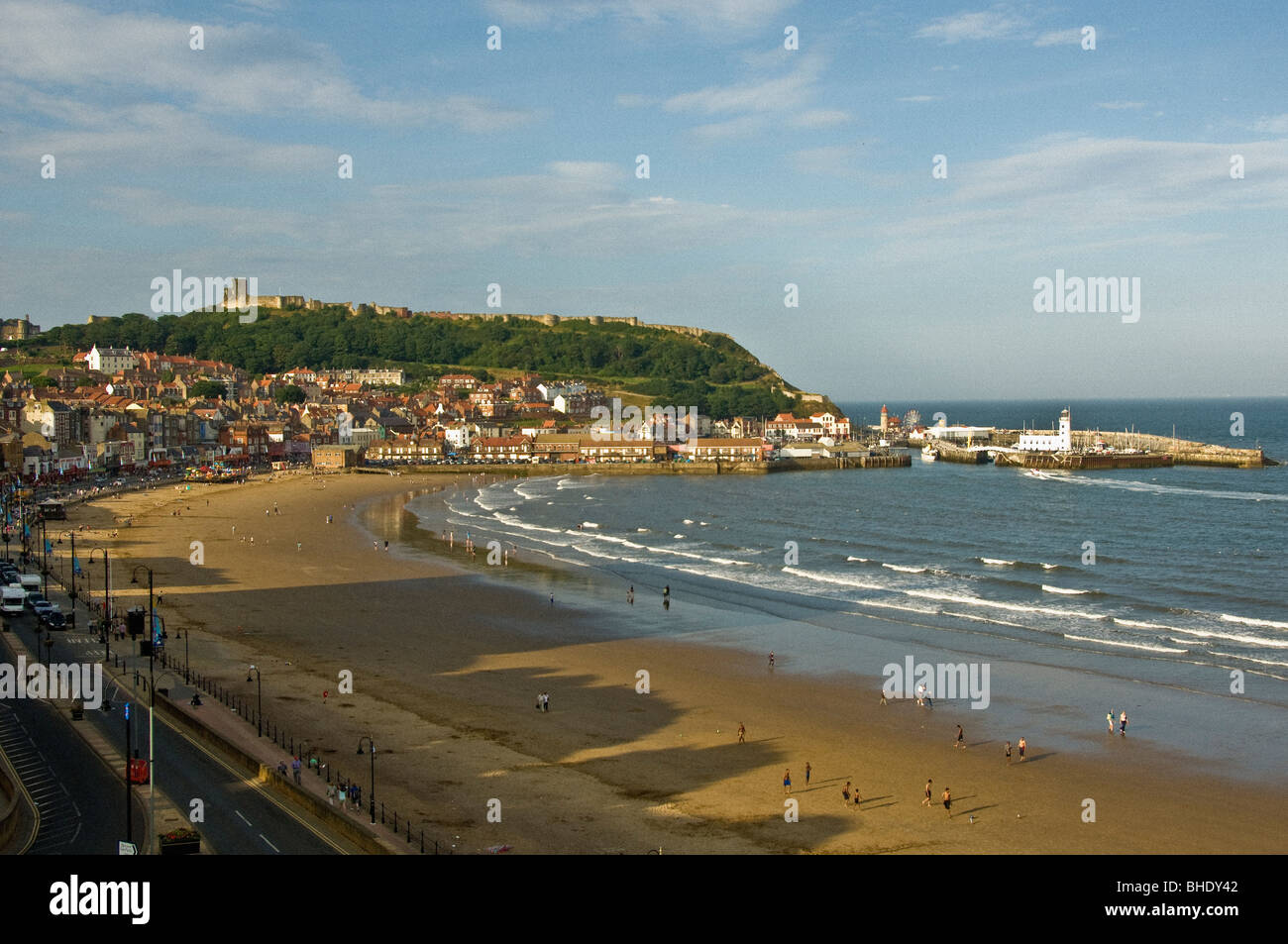 Beach scarborough lighthouse uk hi-res stock photography and images - Alamy