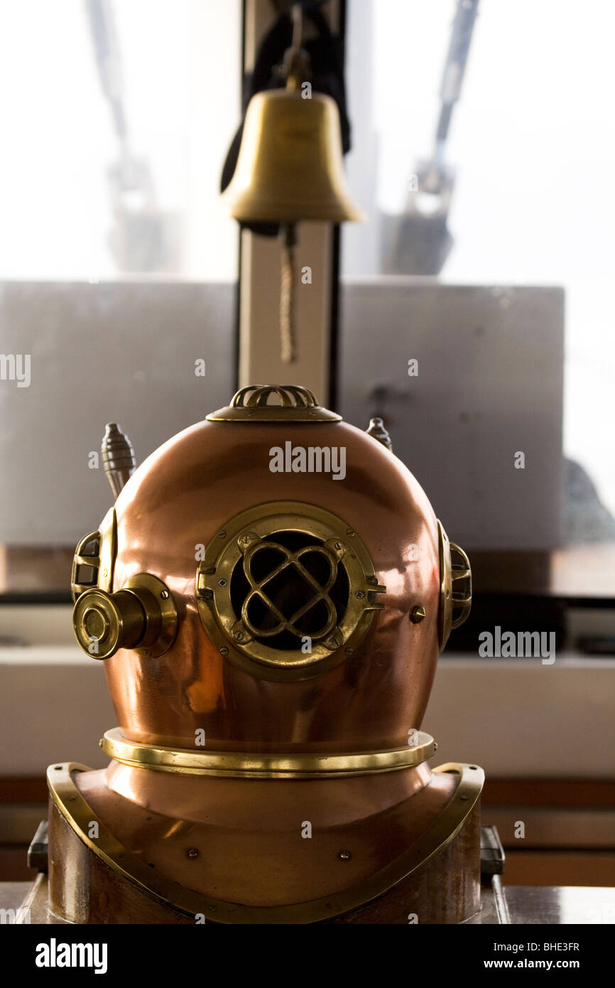 Divers helmet hi-res stock photography and images - Alamy