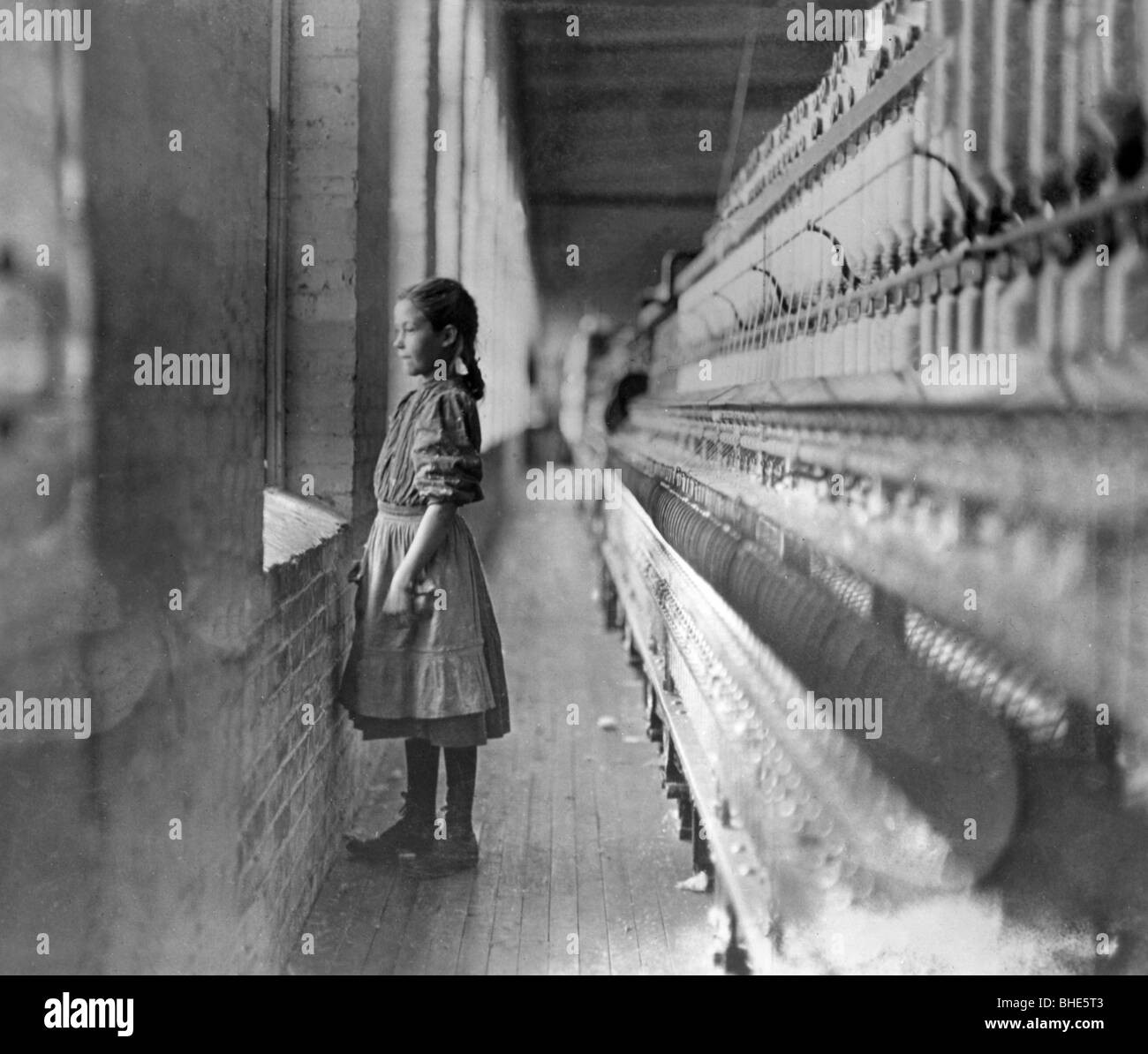 people, children, child labour, 10 year old girl standing beside looms, circa 1910, Stock Photo