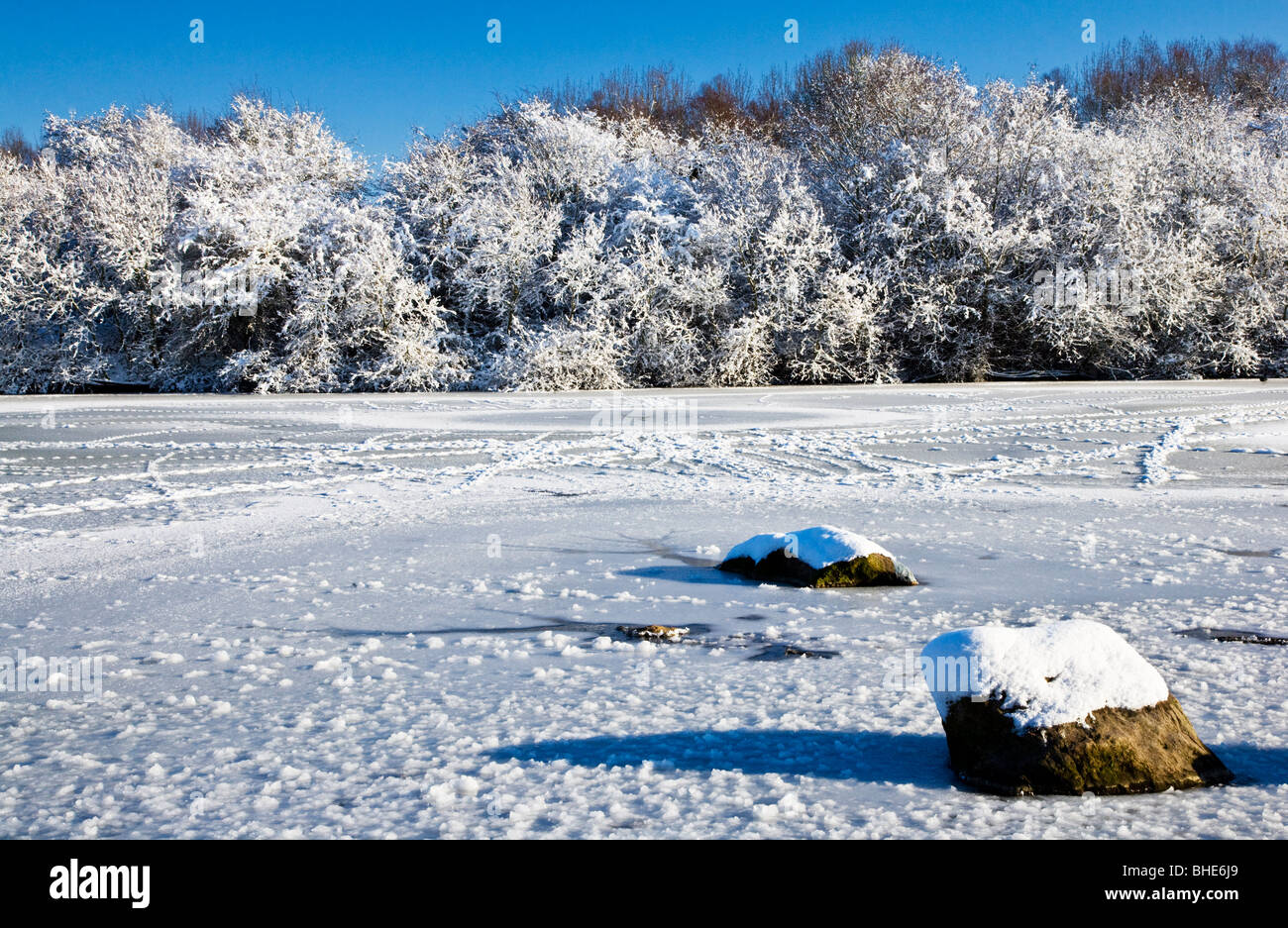 The frozen waters of a small lake known as Liden Lagoon in Swindon, Wiltshire, England, UK taken in January 2010 Stock Photo