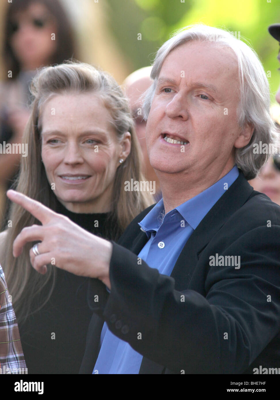 SUZY AMIS JAMES CAMERON JAMES CAMERON HONORED WITH A STAR ON THE HOLLYWOOD WALK OF FAME HOLLYWOOD LOS ANGELES CA USA 18 Dece Stock Photo