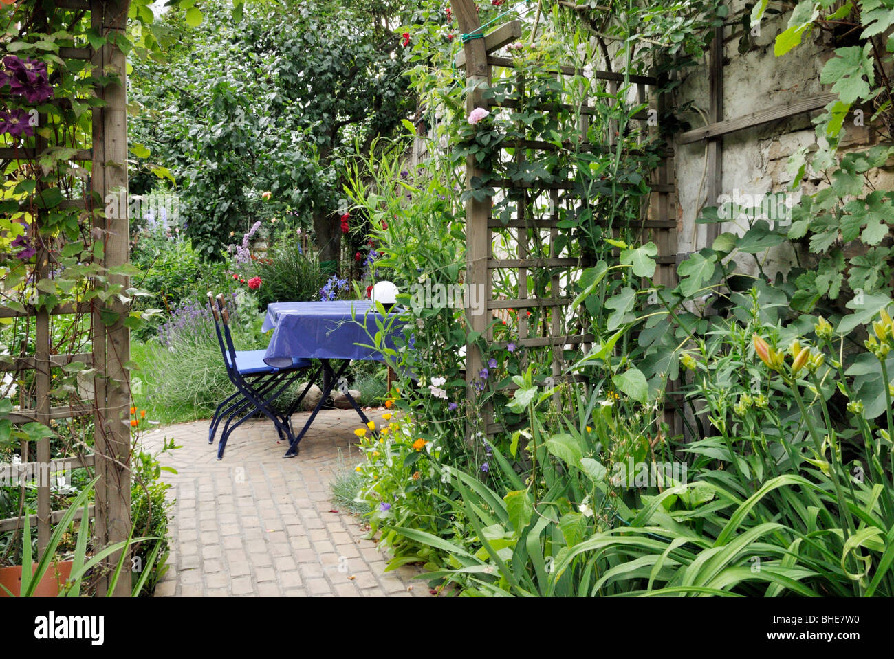 Seating area in a backyard garden. Design: Jutta Wahren Stock Photo