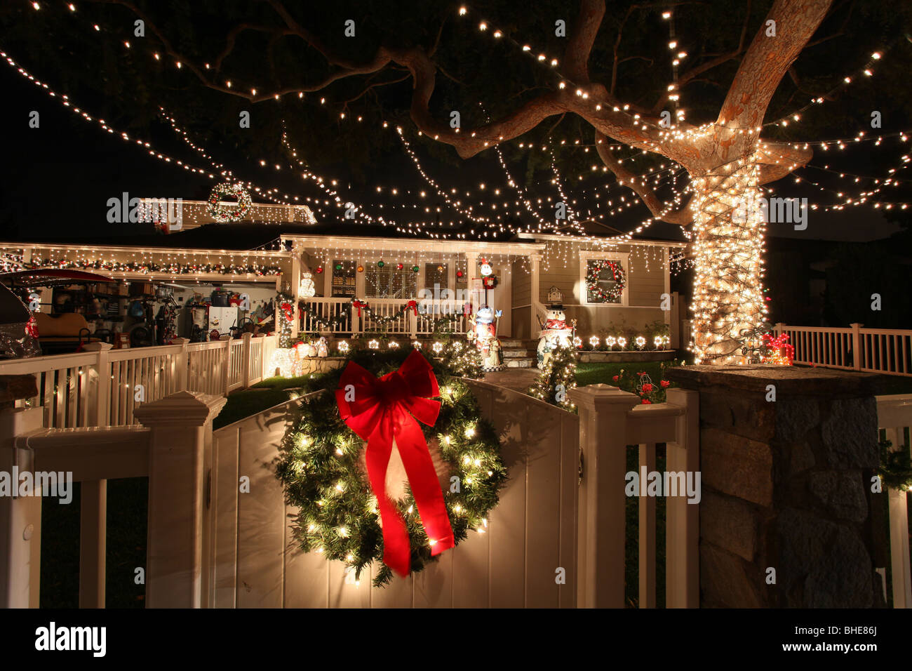 NINE BLOCKS OF CHRISTMAS LIGHTS NEIGHBOURHOOD OF CHRISTMAS LIGHTS LOS