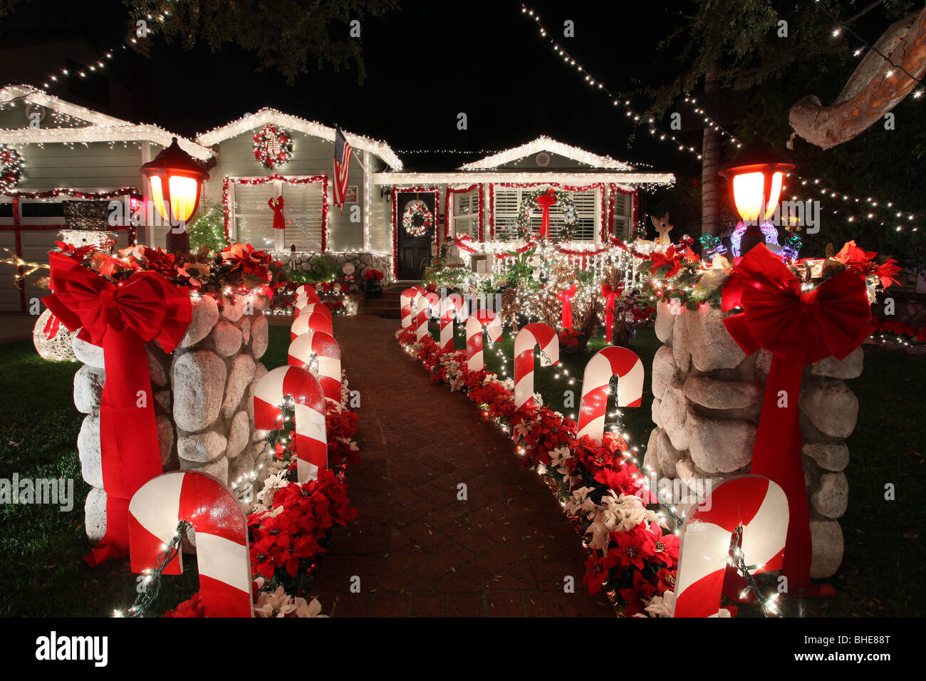 NINE BLOCKS OF CHRISTMAS LIGHTS NEIGHBOURHOOD OF CHRISTMAS LIGHTS LOS