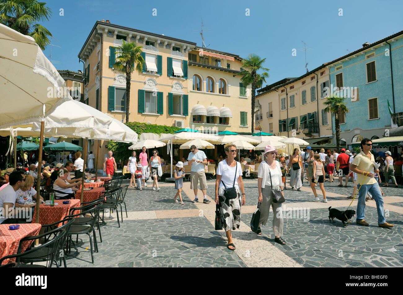 The holiday resort town of Sirmione on Lake Garda, Lombardy, Italy. Street cafes on the Piazza Giosue Carducci. Lago di Garda. Stock Photo