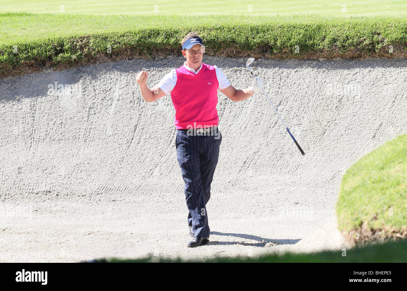 LUKE DONALD HOLES BUNKER SHOT ON 11TH PACIFIC PALISADES LOS ANGELES CA USA 07 February 2010 Stock Photo