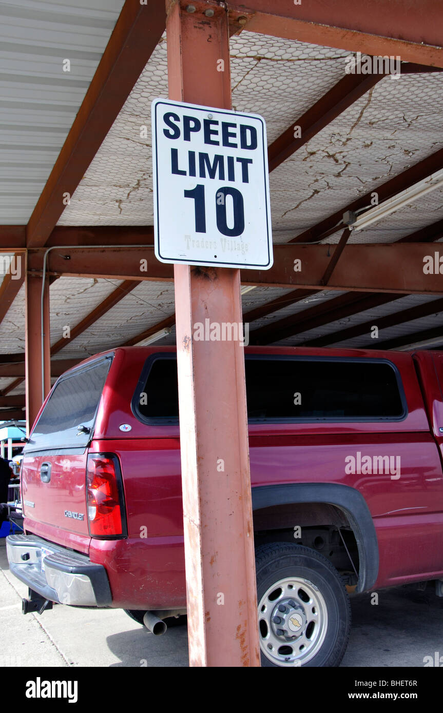 Speed Limit 10 miles per hour sign at parking lot, Texas, USA Stock Photo Alamy