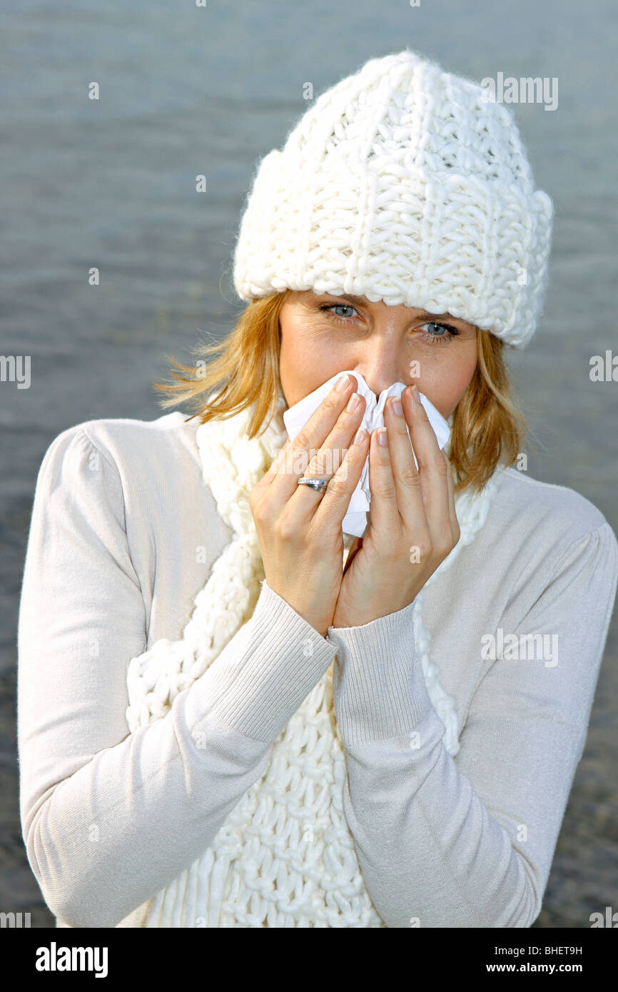 People outside in cold hi-res stock photography and images - Page 3 - Alamy