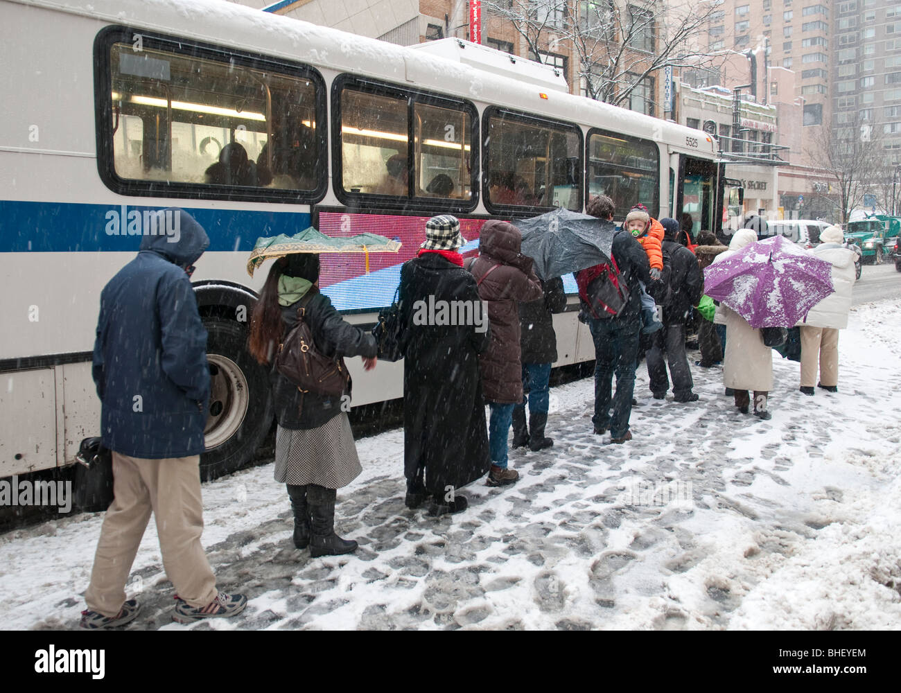 Waiting for bus snow hi-res stock photography and images - Alamy