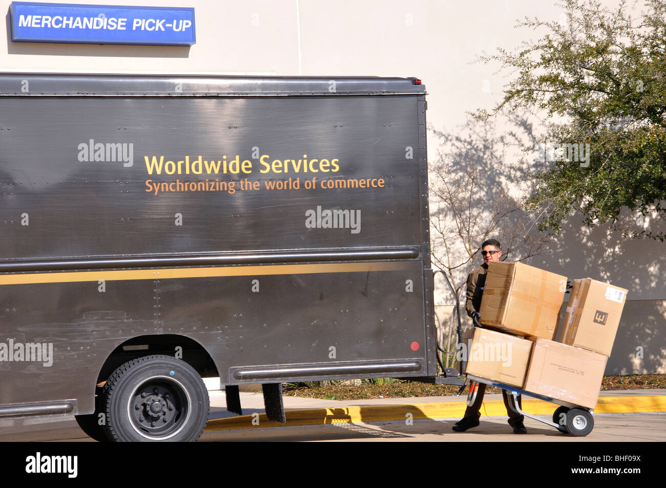 Ups Rkn Loading Truck unloading hi-res stock photography and images - Alamy