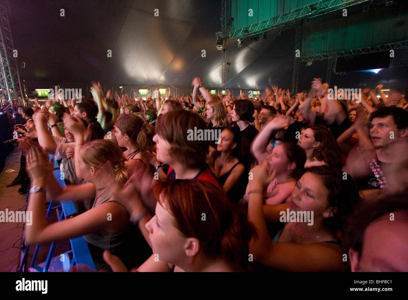Teenagers listening concert hi-res stock photography and images - Alamy