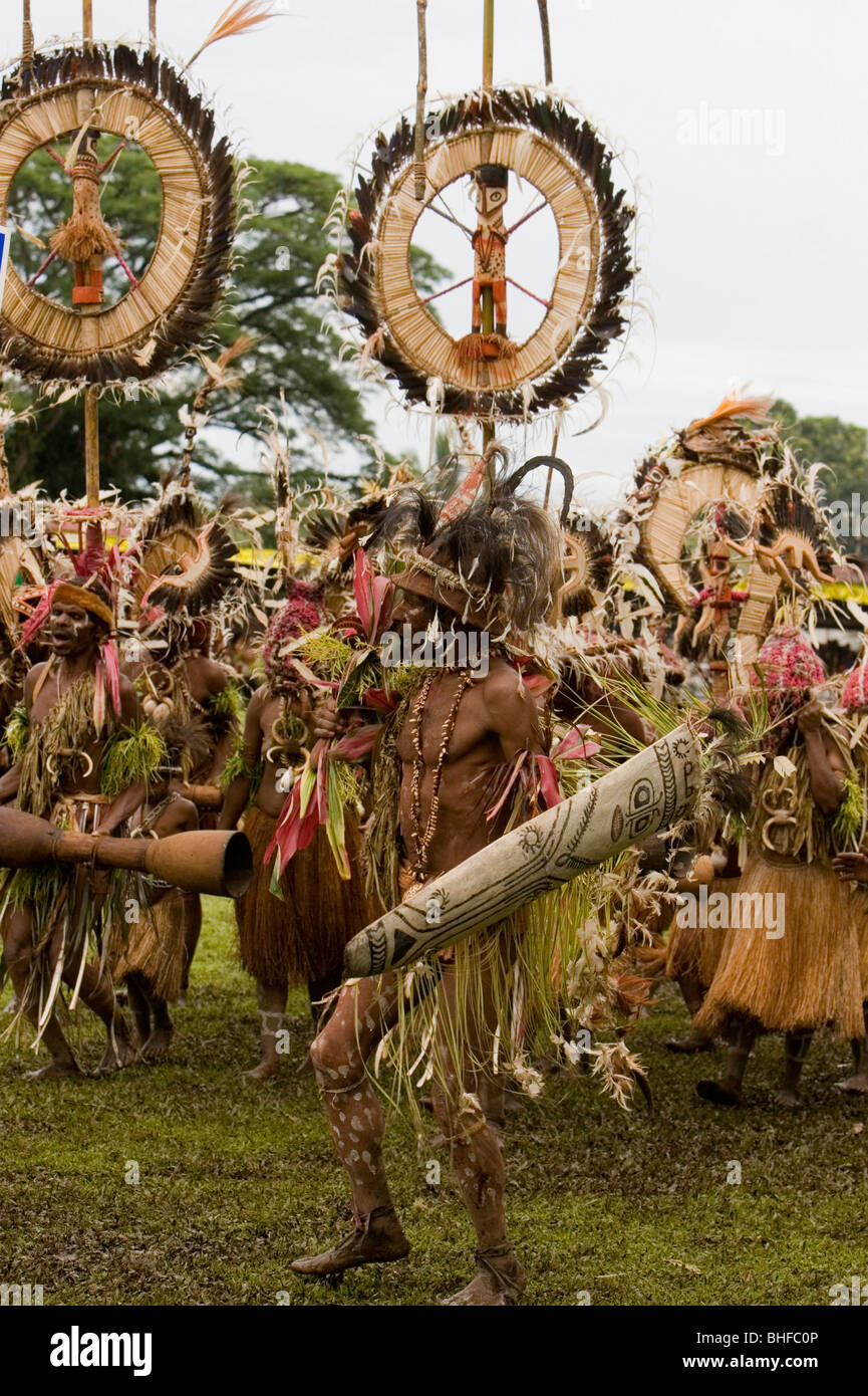 Men wearing headdress and traditional costumes at Singsing Dance, Lae,  Papue New Guinea, Oceania Stock Photo - Alamy