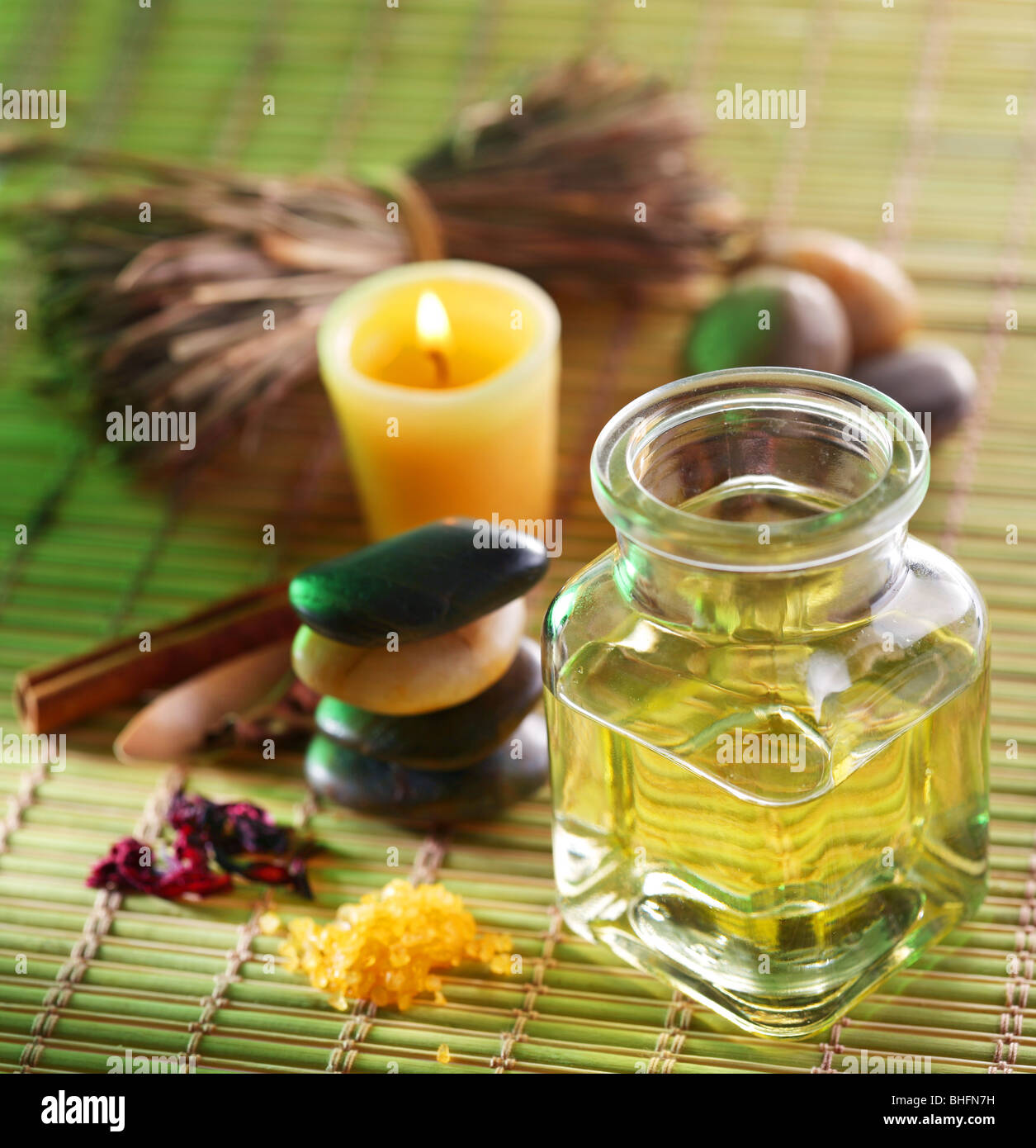 Massage oil hires stock photography and images Alamy