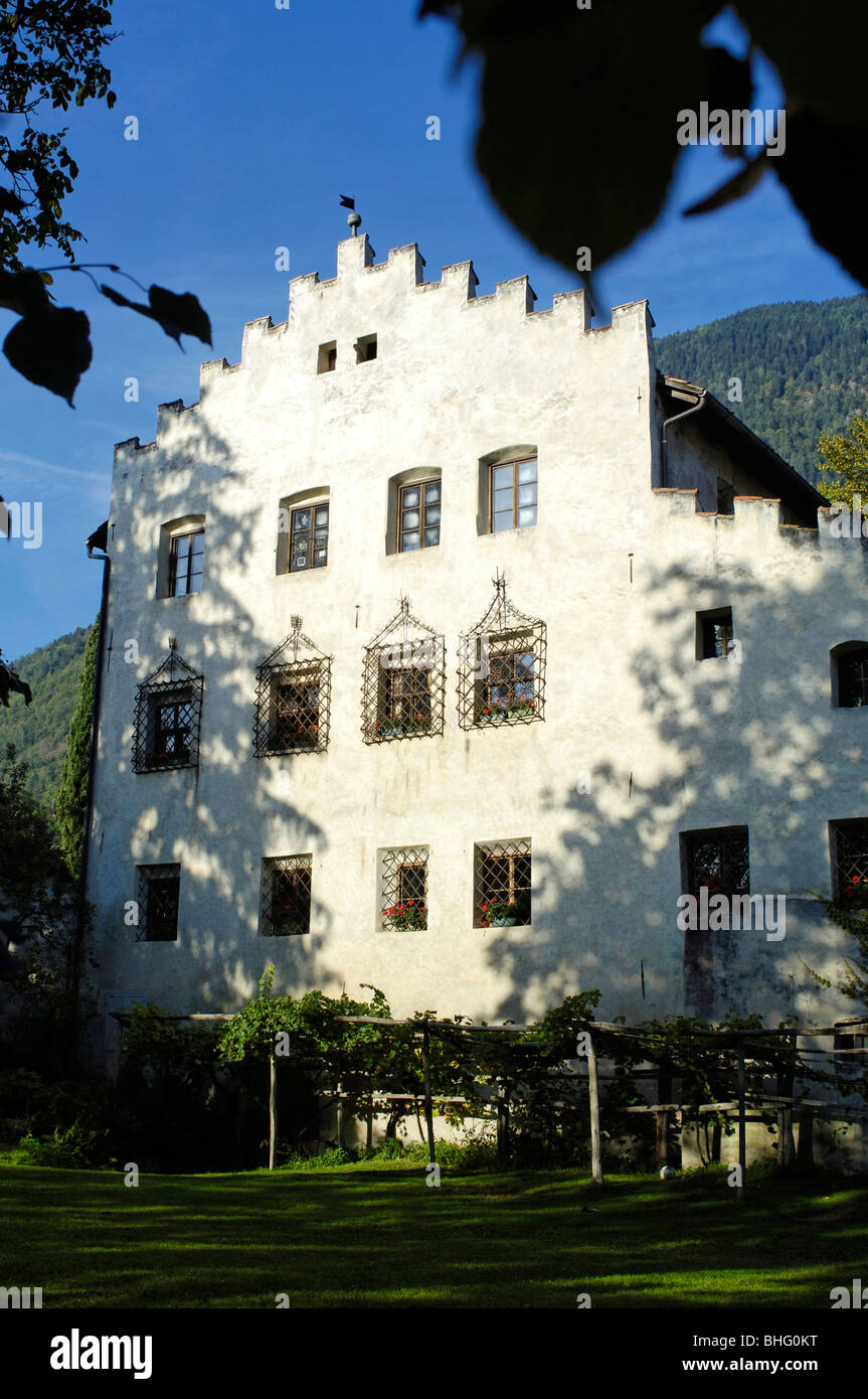 Old house at vineyard Kraenzel in the sunlight, Burggrafenamt, Etsch valley, Val Venosta, South Tyrol, Italy, Europe Stock Photo