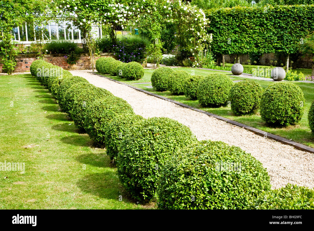 Gravel garden path hi-res stock photography and images - Alamy