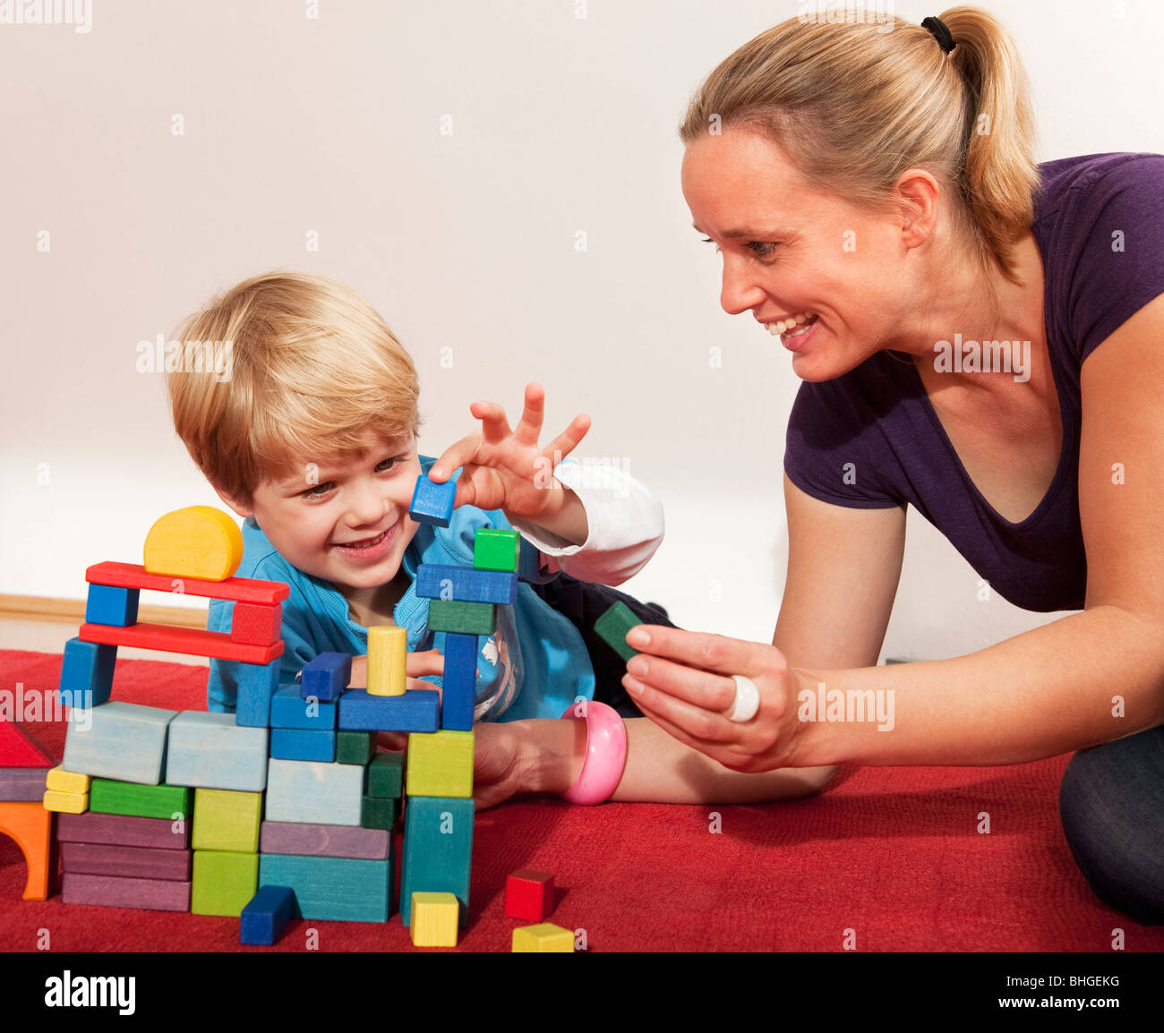 Воспитание сына 3 года. Мужчина с ребенком. Воспитание ребенка. Воспитание сына 3 года. Мама играет с малышом.