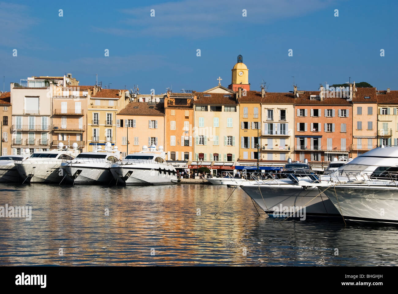 Luxury yachts in the harbour at St Tropez Stock Photo - Alamy