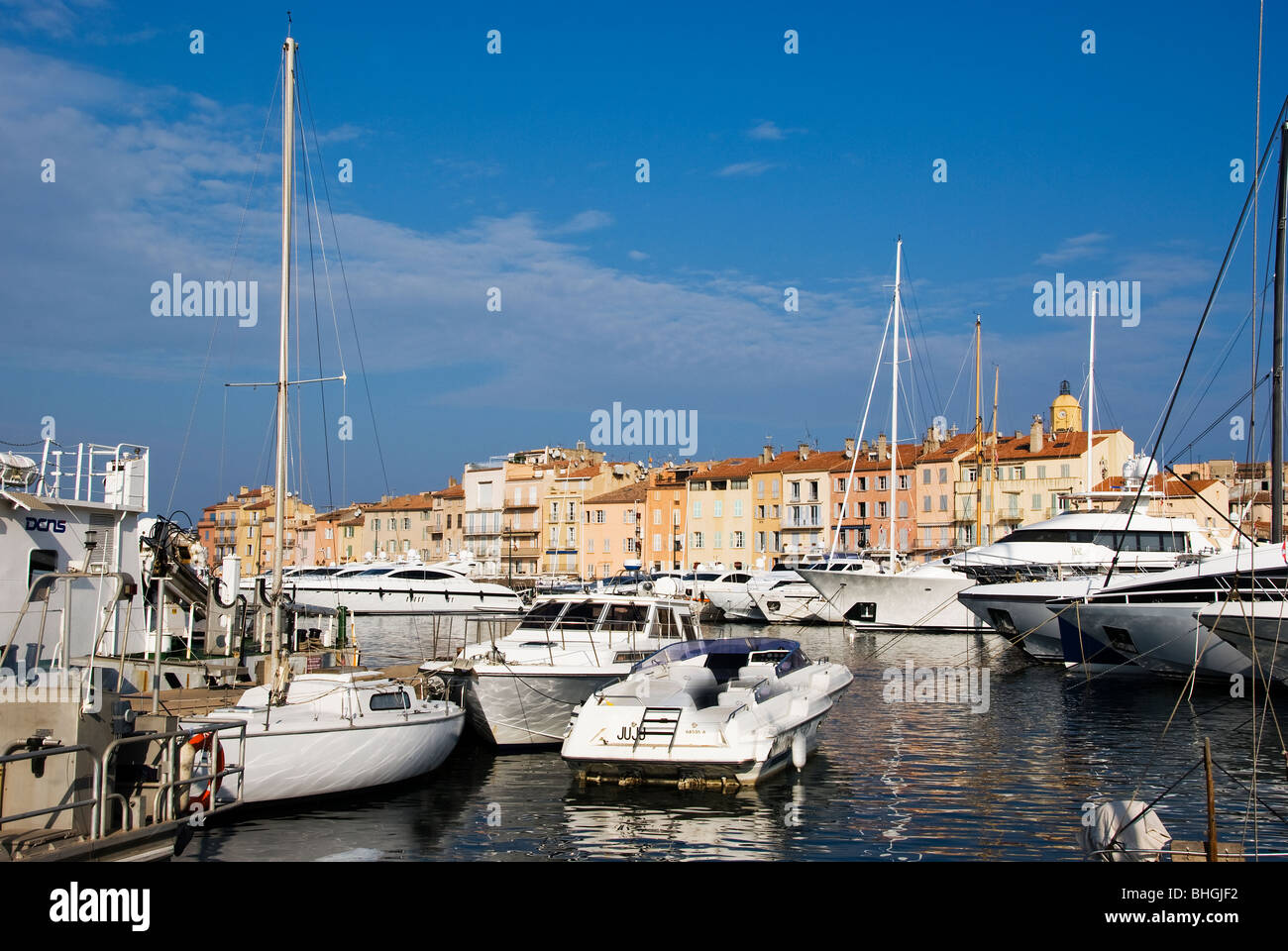 Luxury yachts in the harbour at St Tropez Stock Photo - Alamy