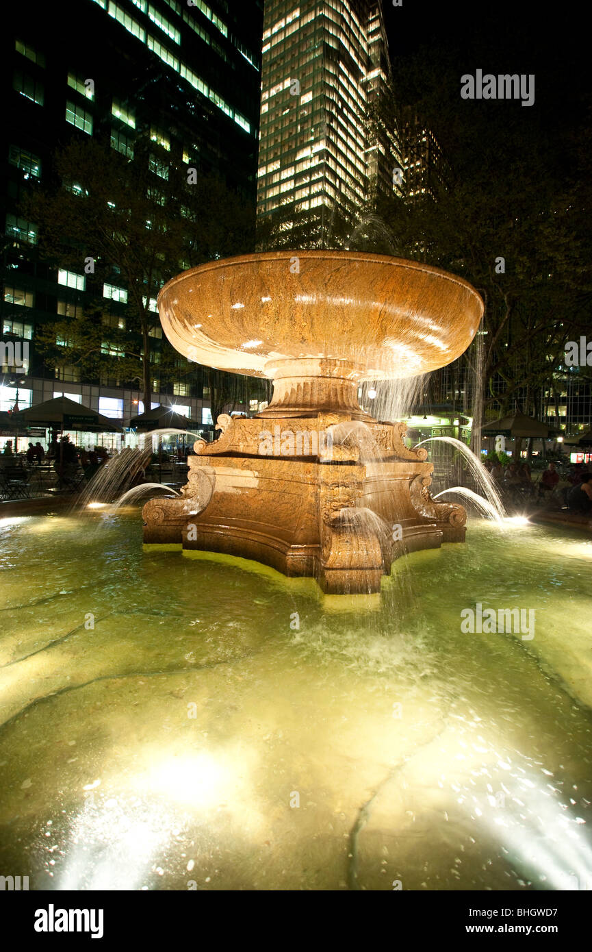 Illuminated fountain at night in New York City's Bryant Park Stock ...