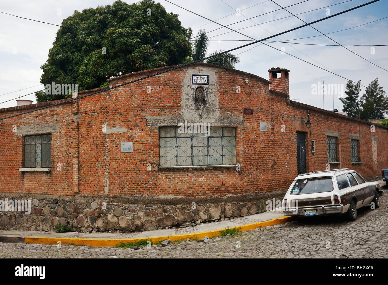 A street intersection and house with a rounded corner in Ajijic, Mexico ...