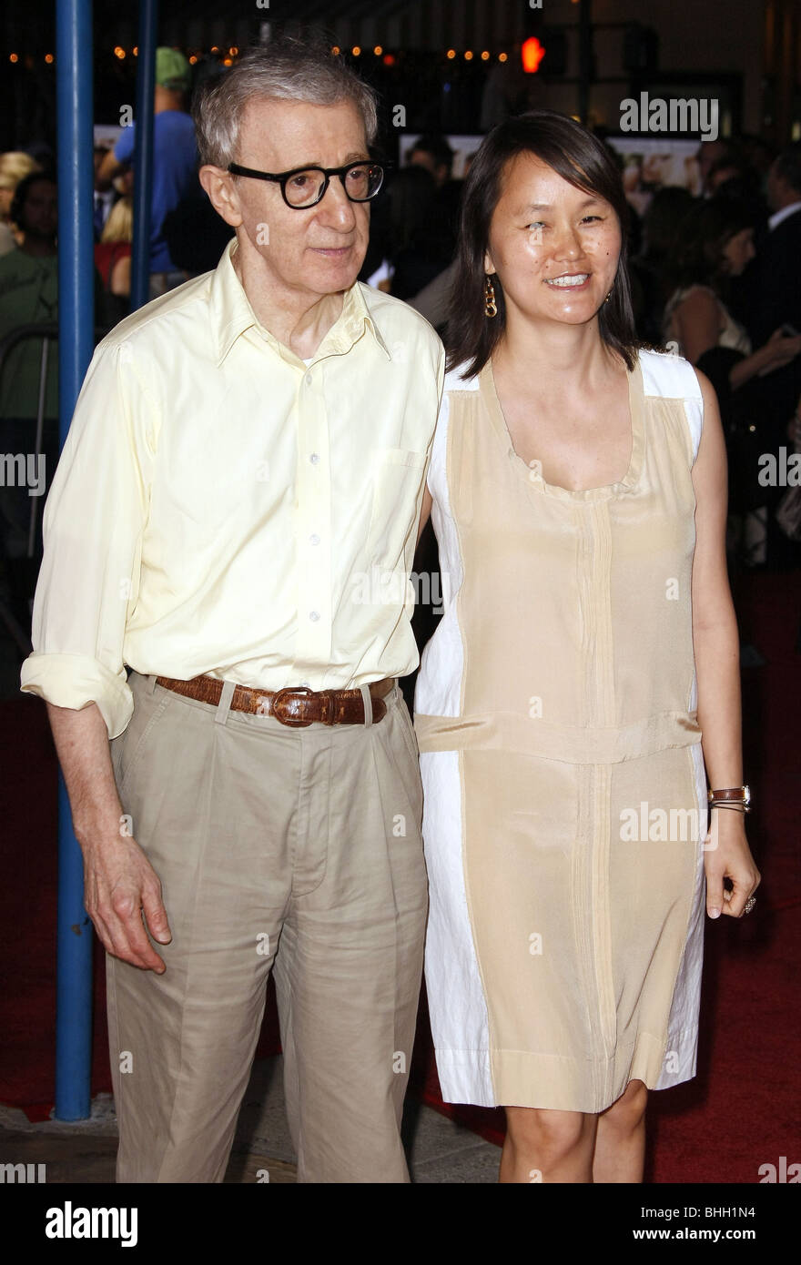 WOODY ALLEN SOON YI VICKY CRISTINA BARCELONA FILM PREMIERE LOS ANGELES CA USA 04 August 2008 Stock Photo