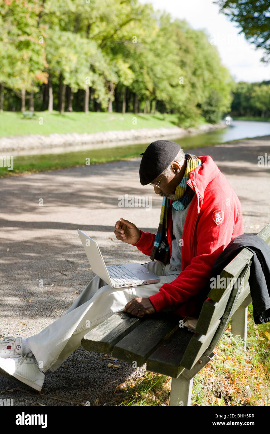 Old men on park bench hi-res stock photography and images - Alamy