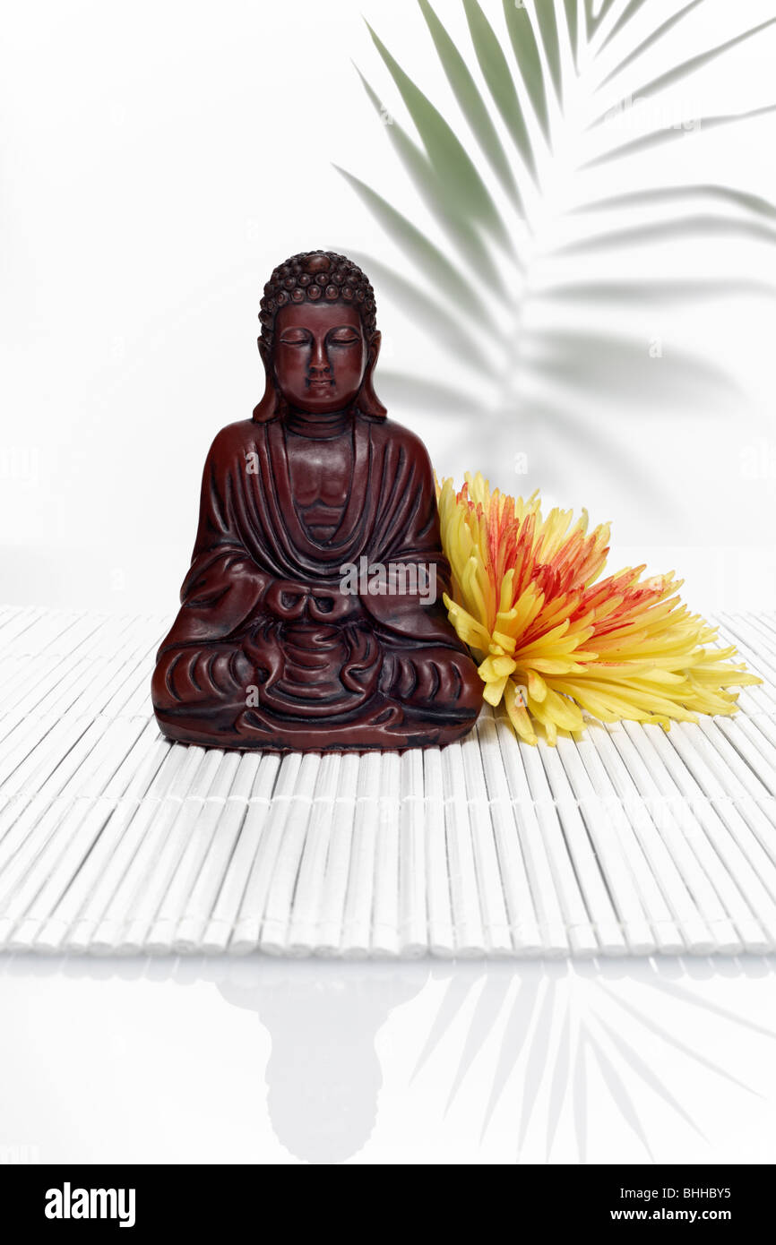 Buddhafigur mit Chrysantheme Stock Photo