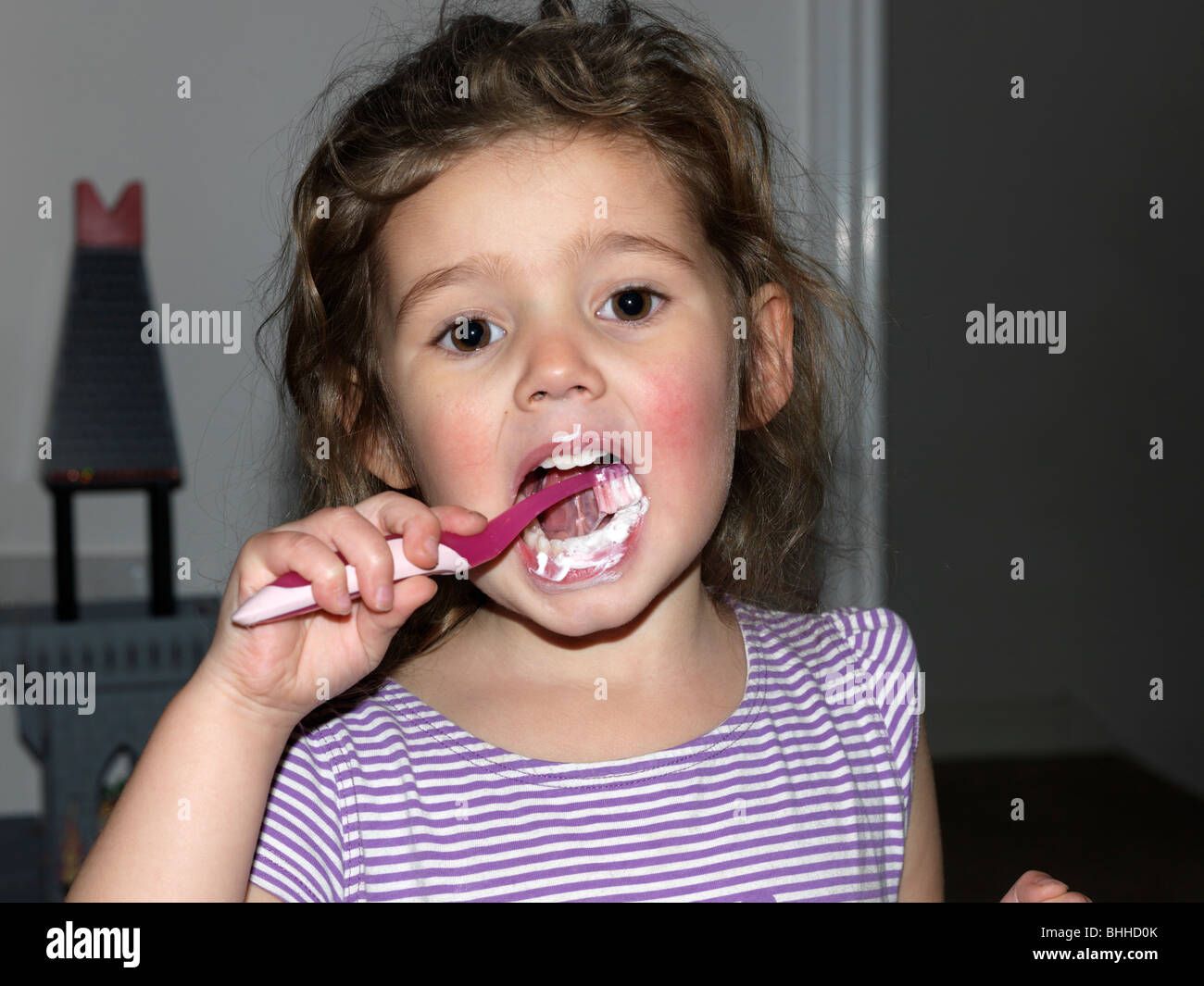 Four Year Old Brushing Teeth at Bedtime Stock Photo Alamy