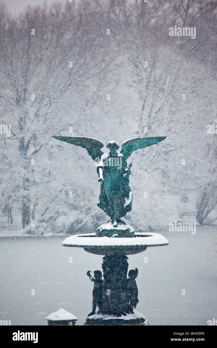 Bethesda Fountain in Central Park in Black & White, during a winter  snowstorm. Blizzard in Manhattan, New York City Stock Photo - Alamy