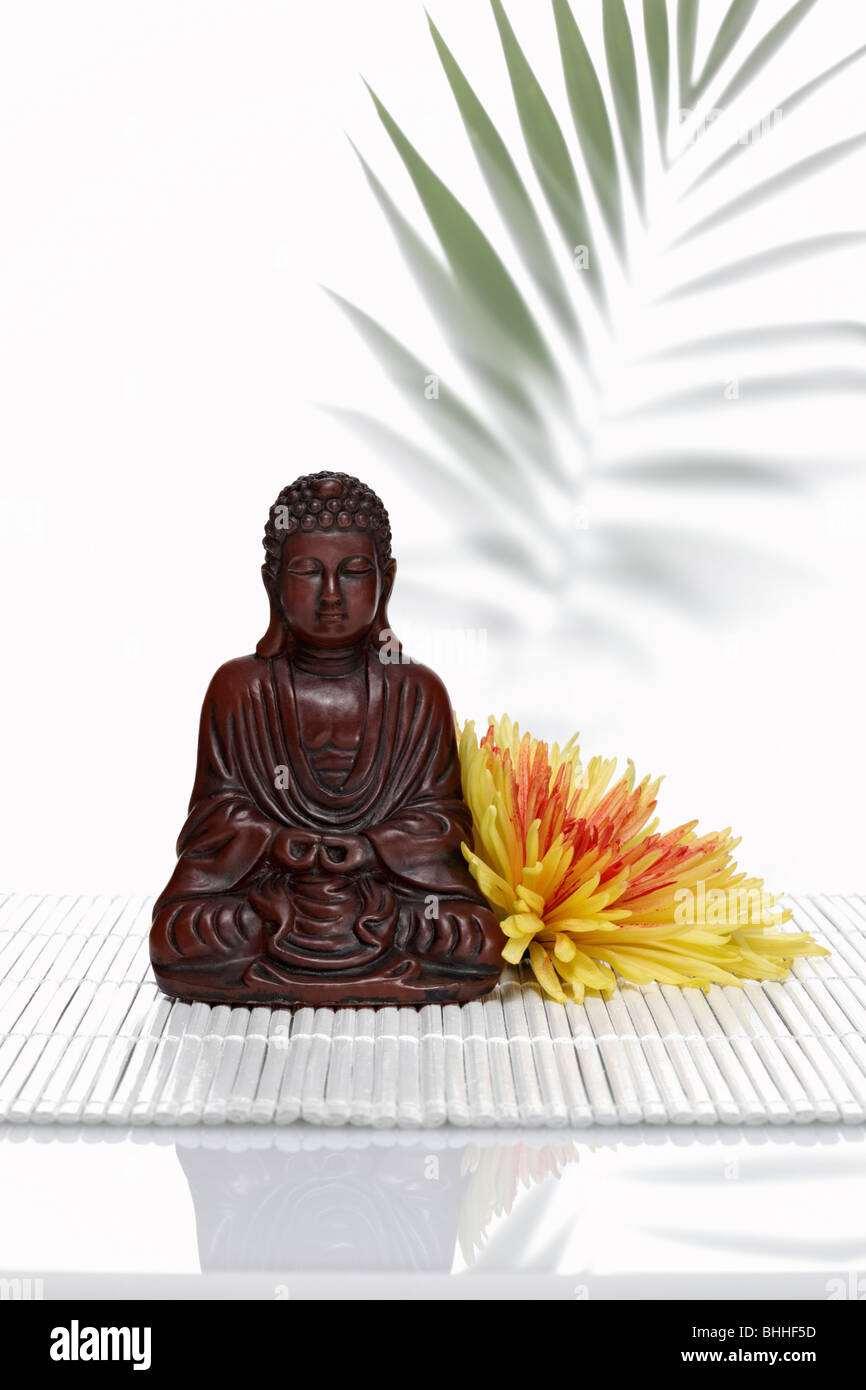 Buddhafigur mit Chrysantheme Stock Photo