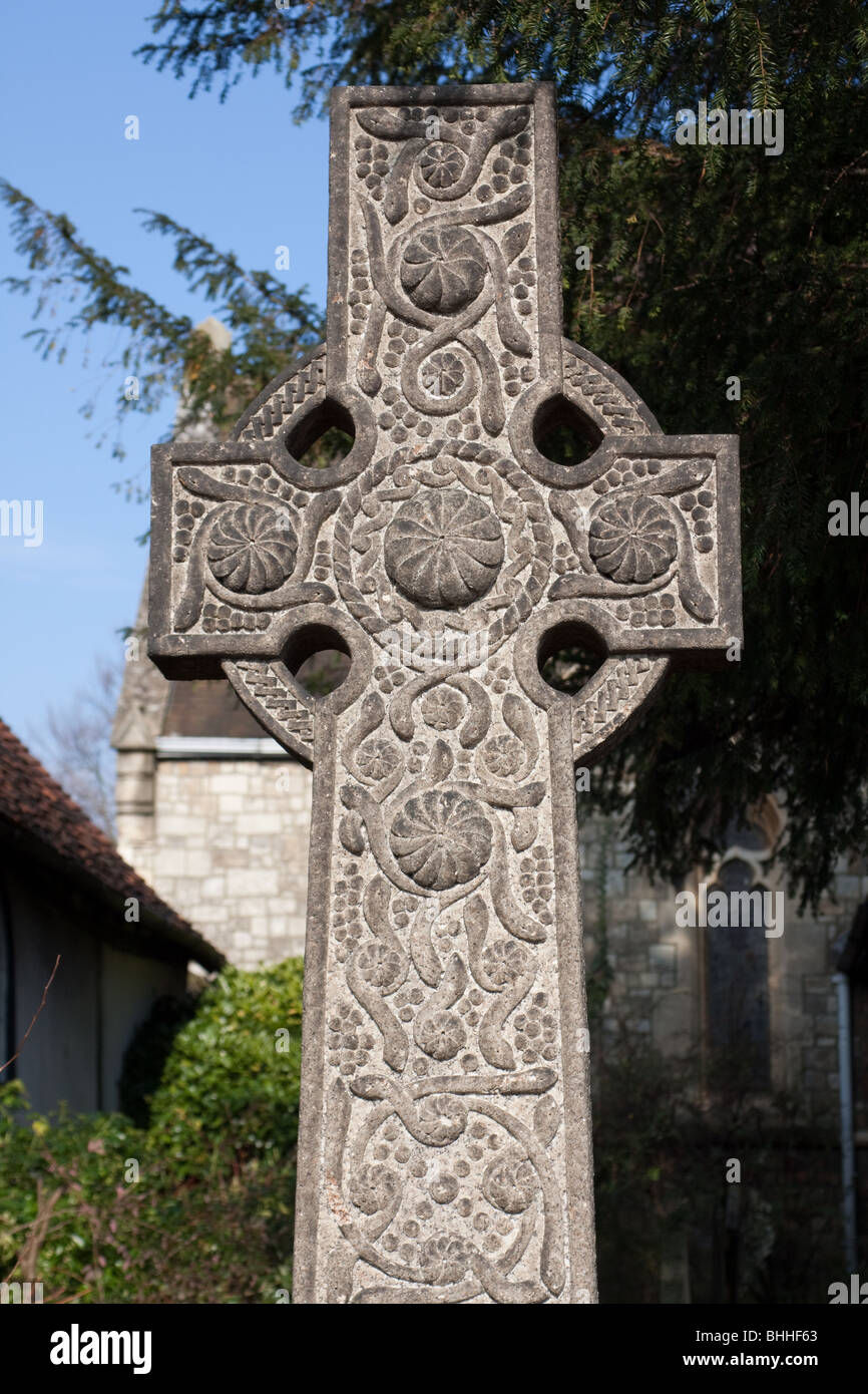 Celtic Cross Memorial in a cemetery Stock Photo - Alamy
