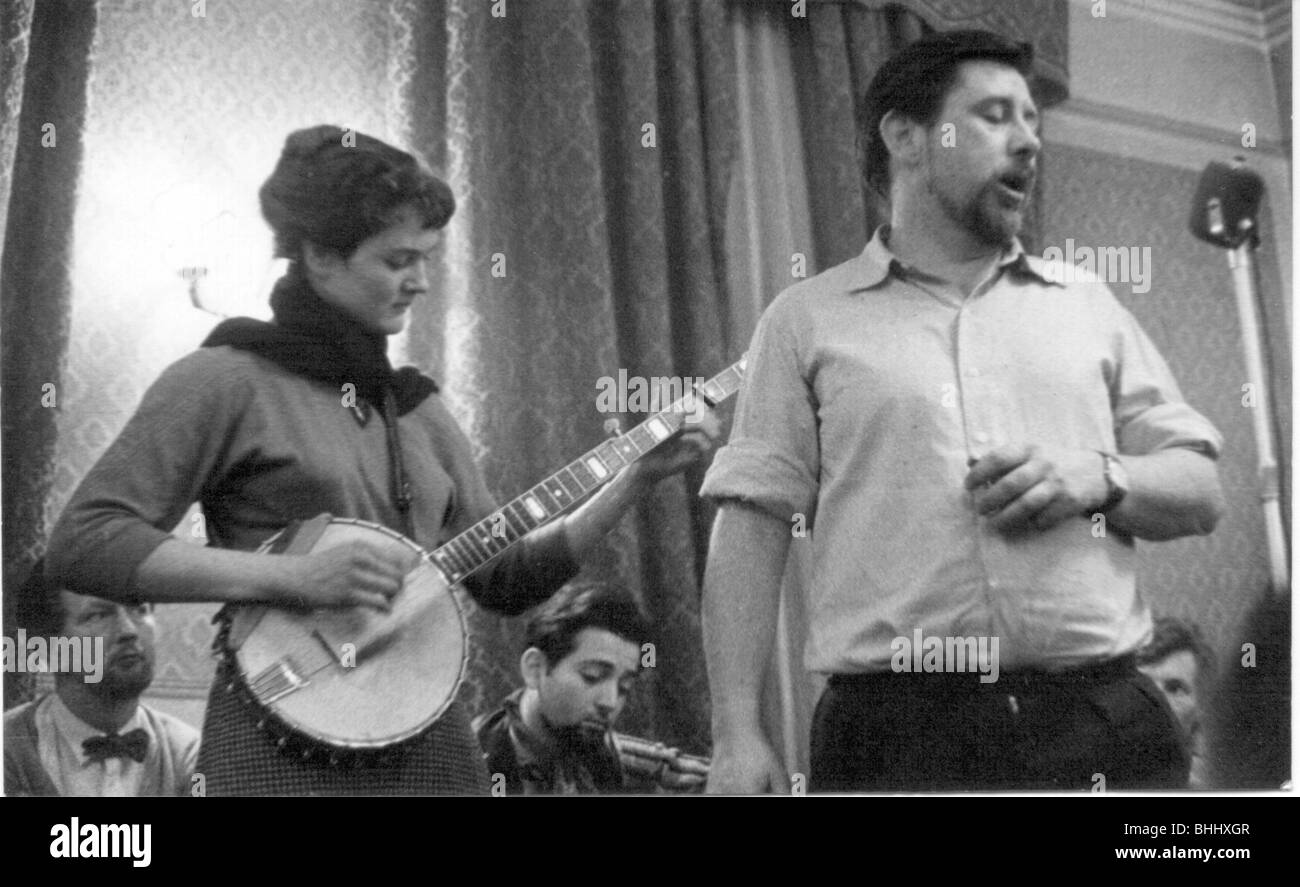 Peggy Seeger and Ewan MacColl, Enterprise Public House, London, late 1950s-early 1960s.  Artist: Eddis Thomas Stock Photo