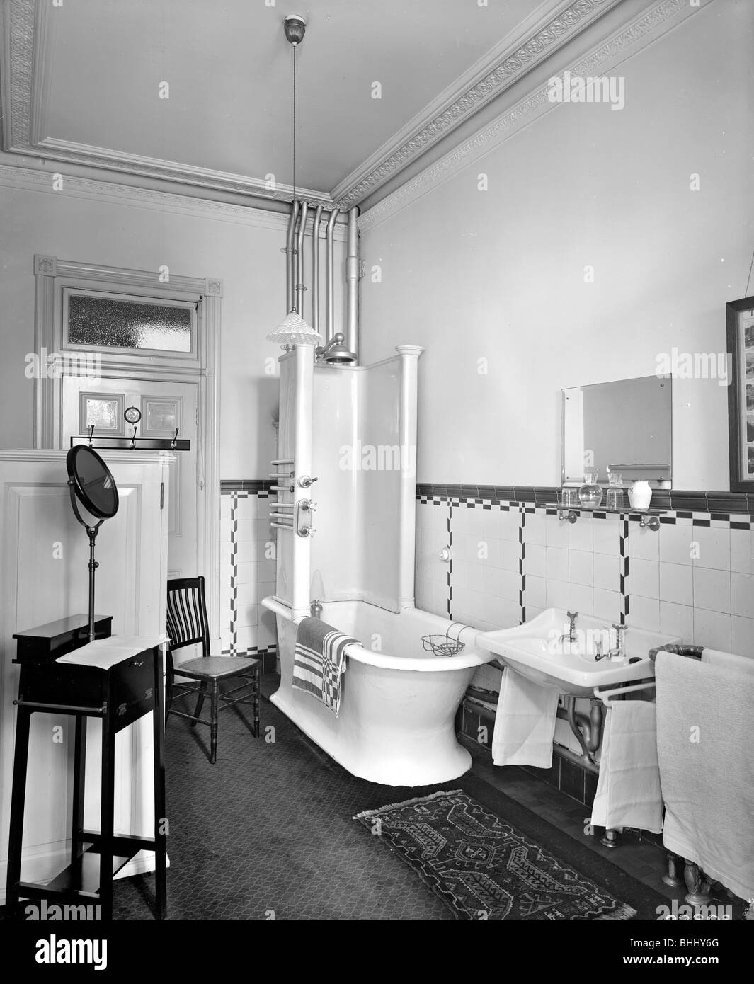 An en-suite bathroom at the Hotel Metropole, Westminster, London, 1914. Artist: Bedford Lemere and Company Stock Photo