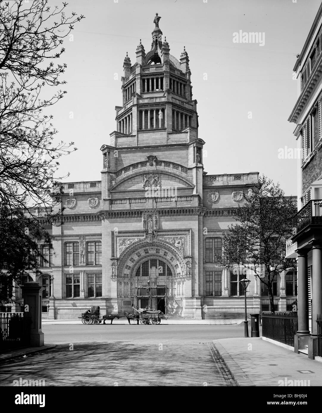 Victoria and Albert Museum, Cromwell Road, Kensington, London, 1907. Artist: Bedford Lemere and Company Stock Photo