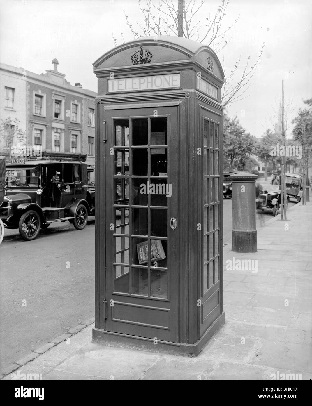 A new issue K2 telephone box, Ladbroke Grove, Kensington, London, 1926. Artist: Bedford Lemere and Company Stock Photo