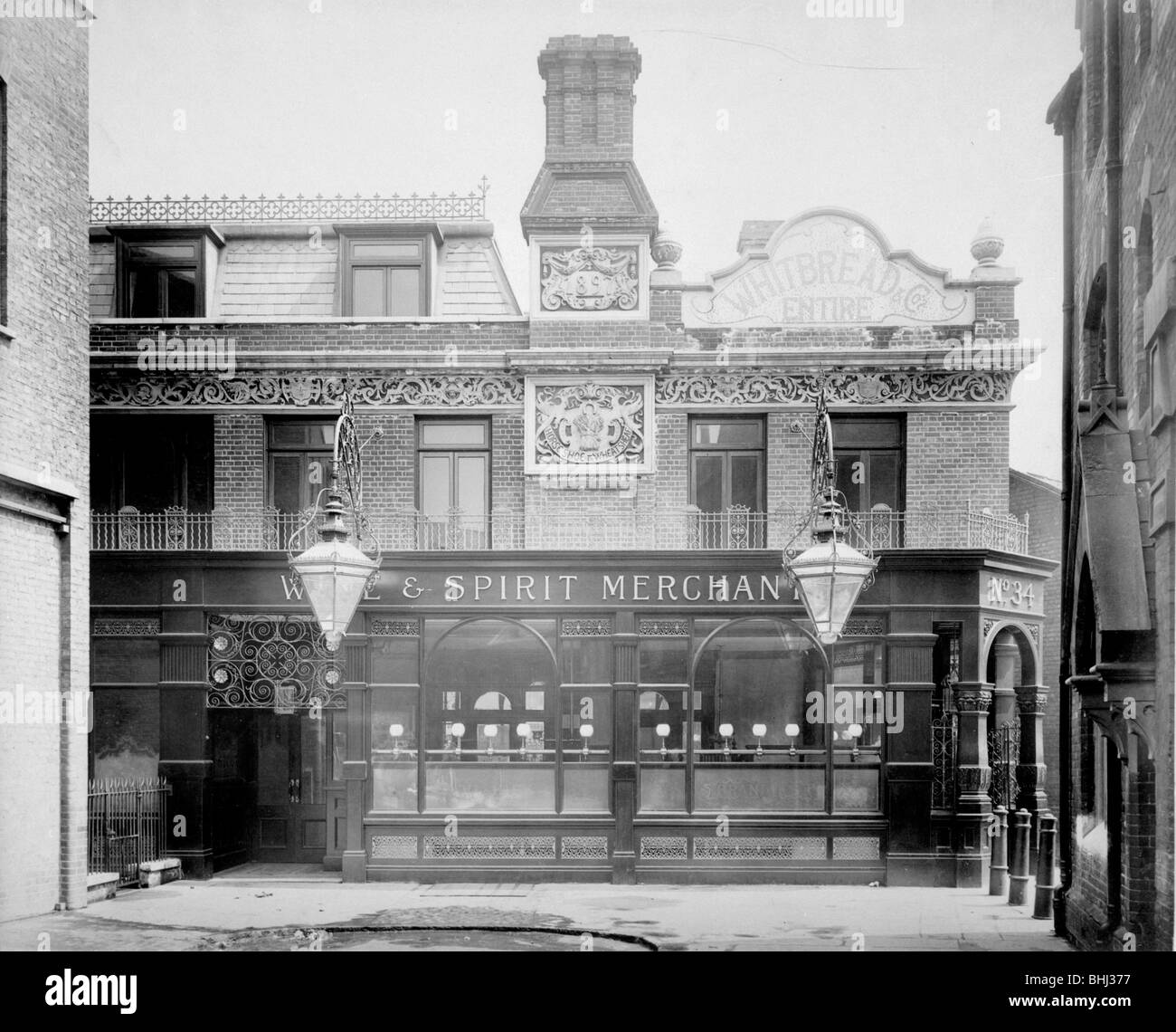 Exterior of the Horseshoe & Wheatsheaf public house, Southwark, London, 1898. Artist: Bedford Lemere and Company Stock Photo