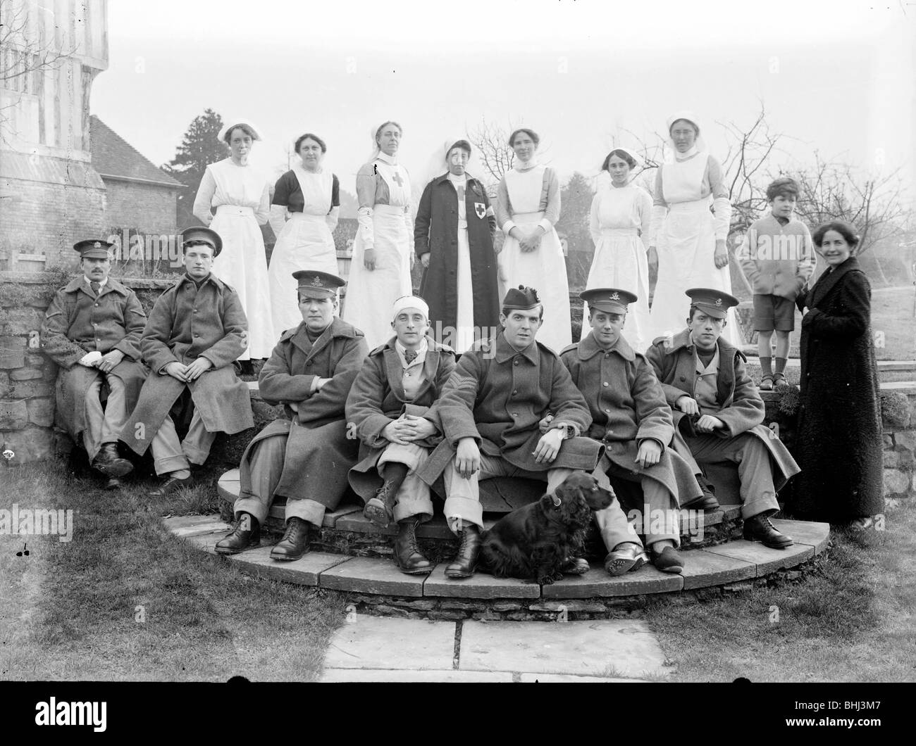 Convalescent soldiers and nursing staff, Nathaniel Lloyd's house, Great Dixter, East Sussex, 1916. Artist: Nathaniel Lloyd Stock Photo