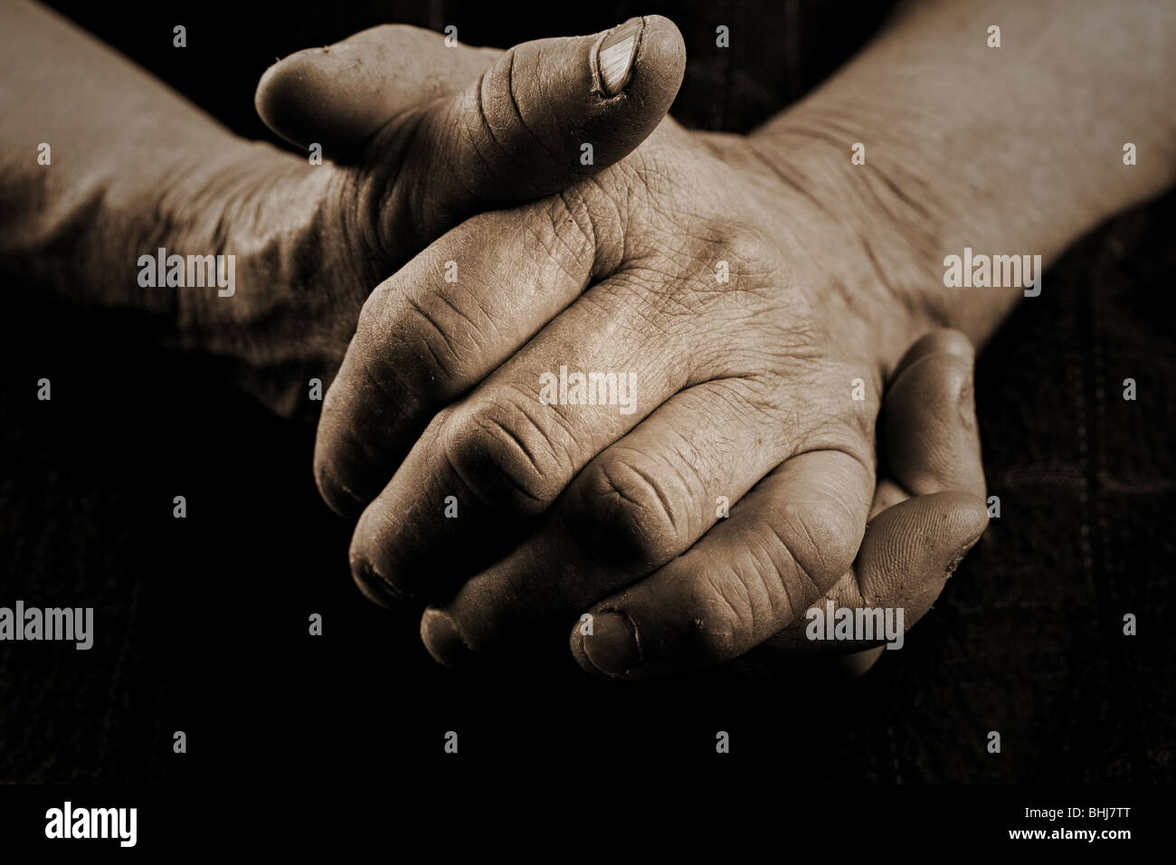 https://c8.alamy.com/comp/BHJ7TT/close-up-of-an-old-womans-hands-BHJ7TT.jpg