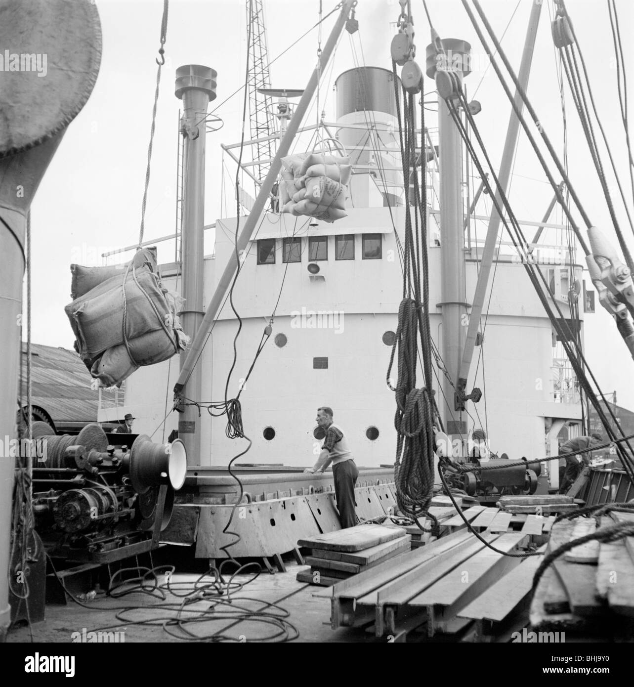 Loading a ship at the North Quay, West India Docks, London, c1945-c1965. Artist: SW Rawlings Stock Photo