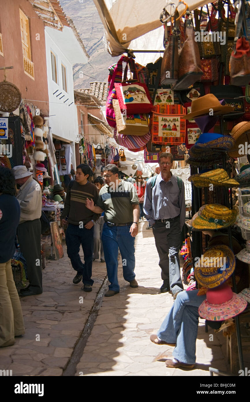 A pathway between the stalls at Pisac market and stalls selling hats and bags, Peru Stock Photo