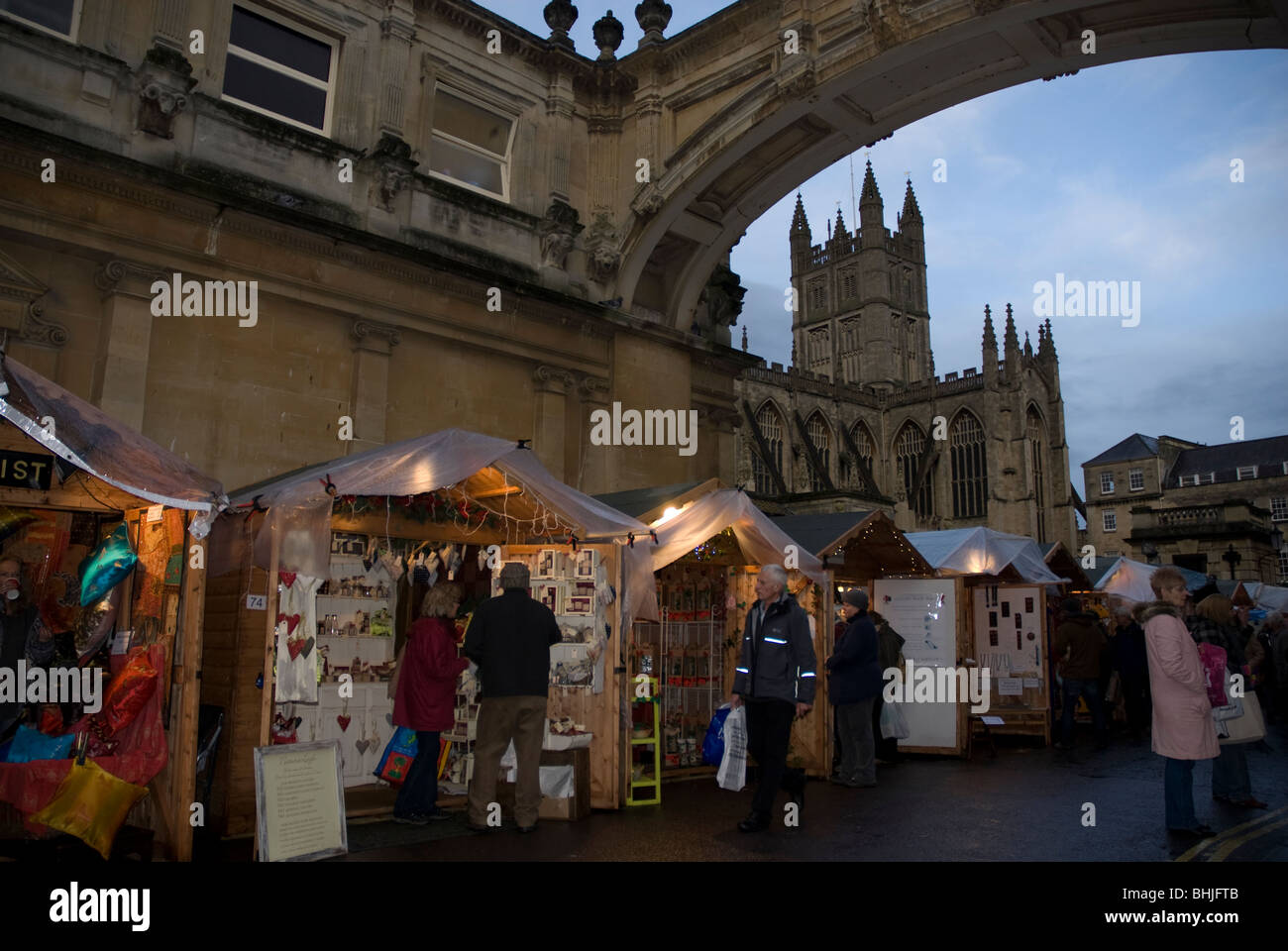 Stalls at the Christmas market with Bath Abbey in the background, Bath ...