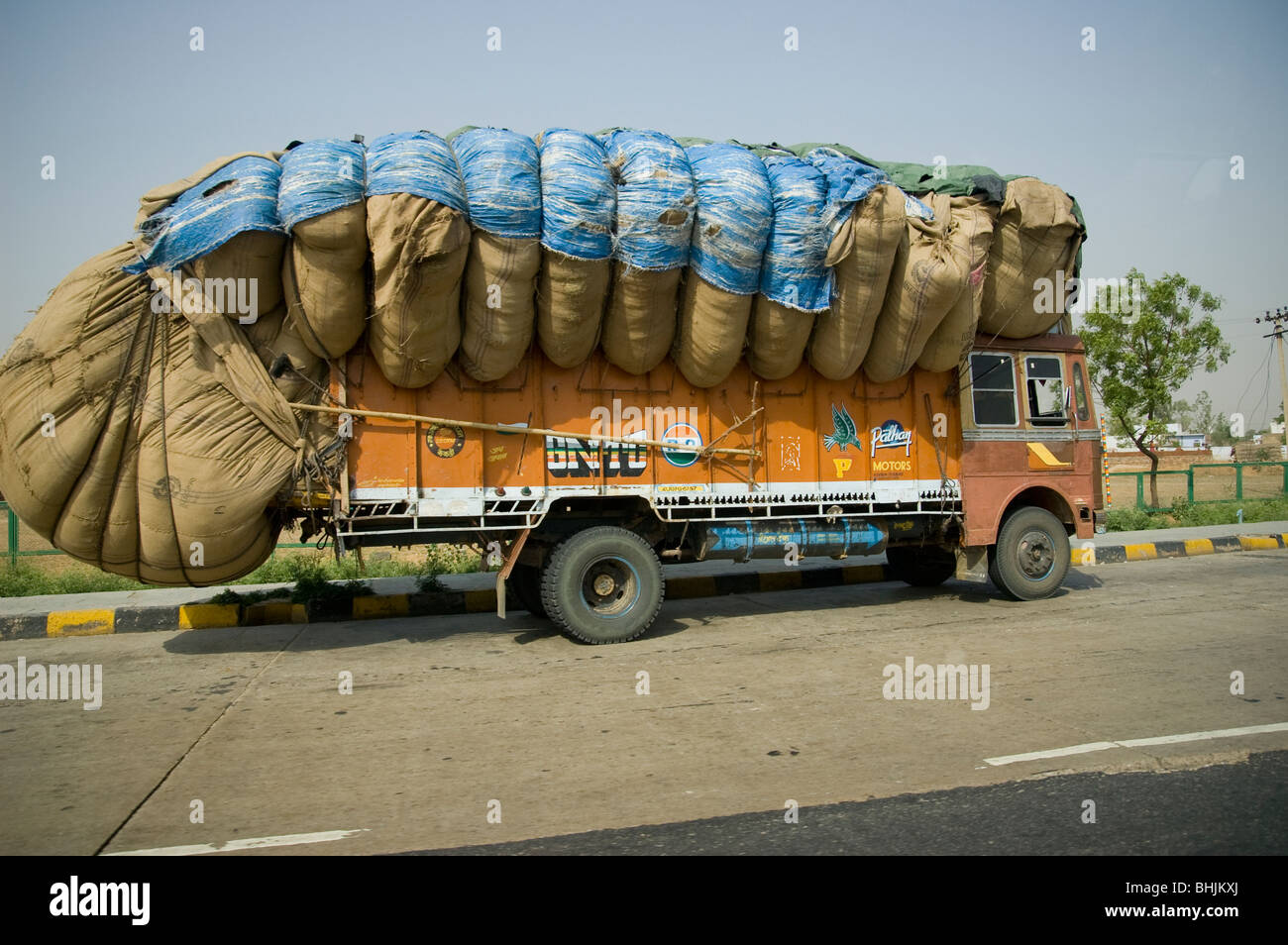 Overloaded truck india hires stock photography and images Alamy