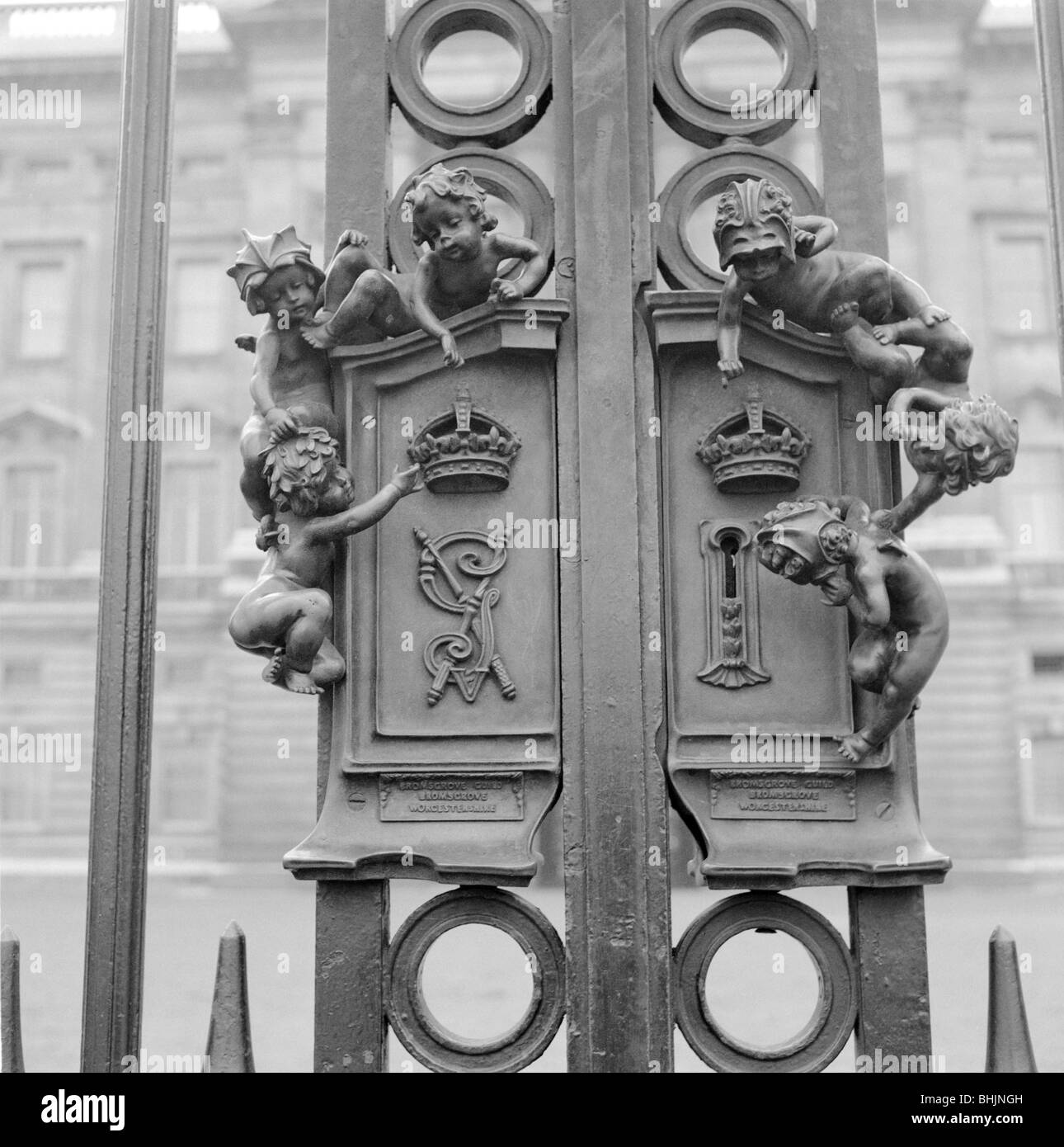 Gates of Buckingham Palace, Westminster, London, 1945-1980. Artist: Eric de Maré Stock Photo