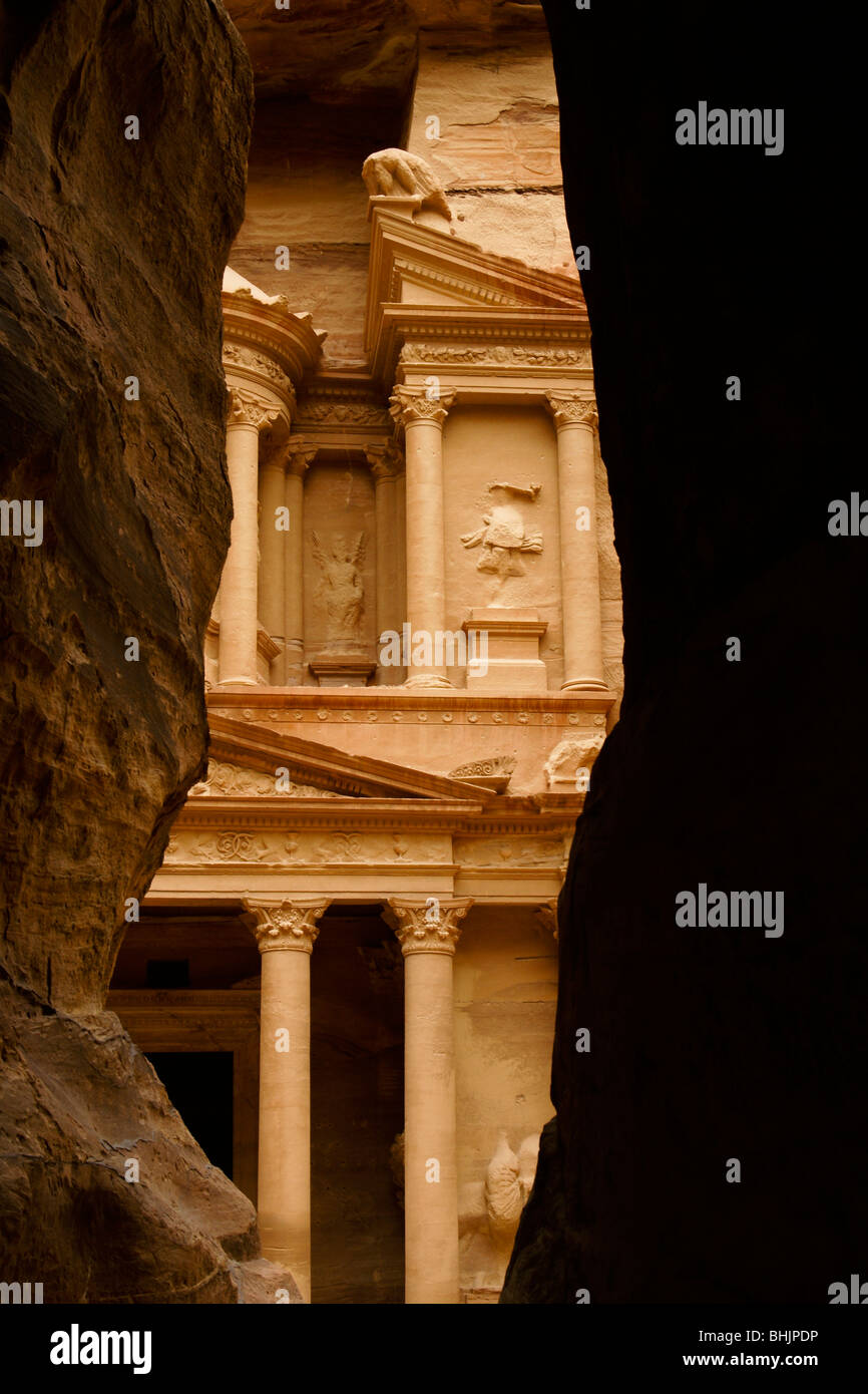 The Treasury viewed coming through the Siq, Petra, Jordan Stock Photo