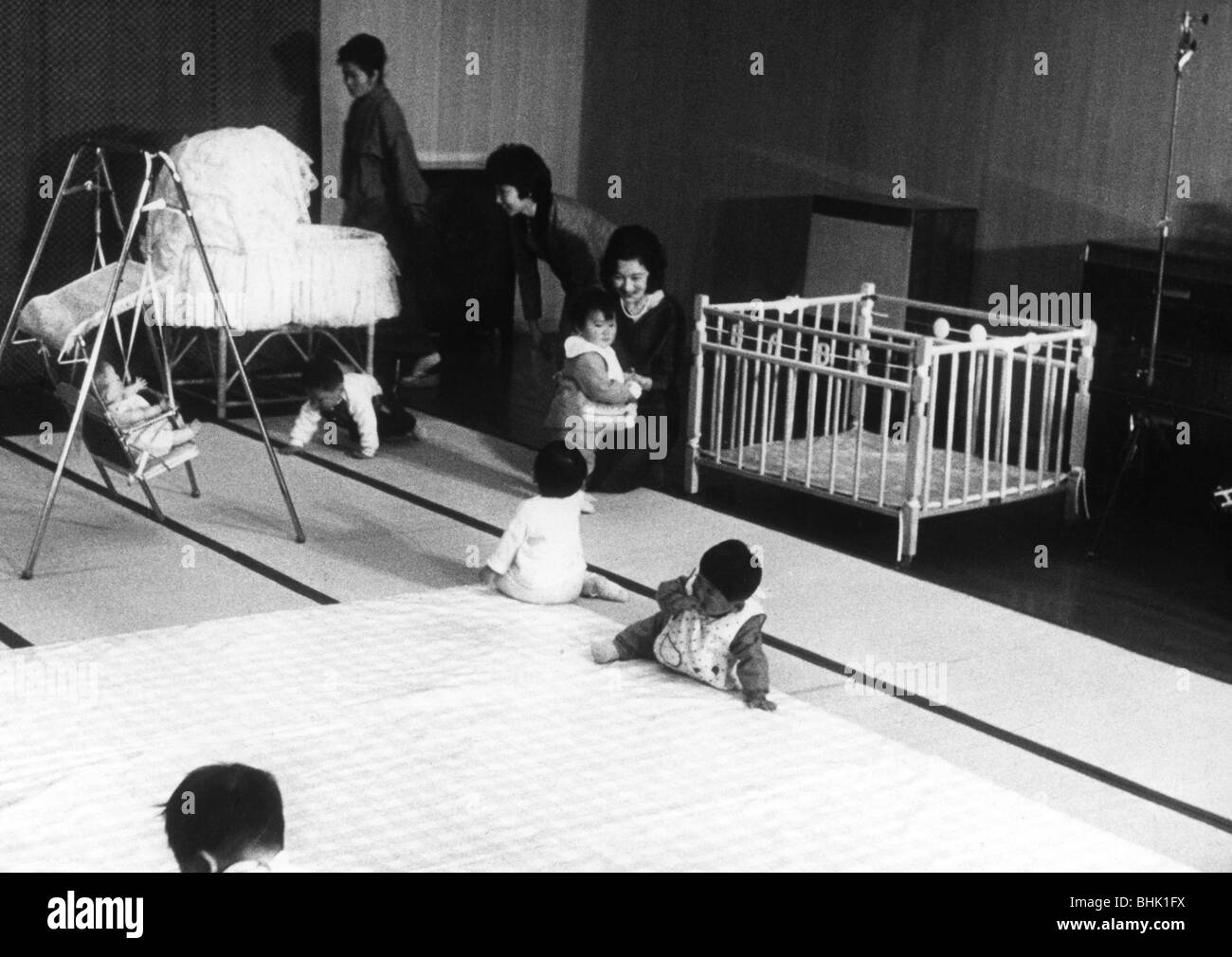 Naruhito, * 23.2.1960, Crown Prince of Japan since 23.2.1991, with mother Princess Michiko, children's party in the Imperial Palace, Tokyo, 24.3.1961, , Stock Photo