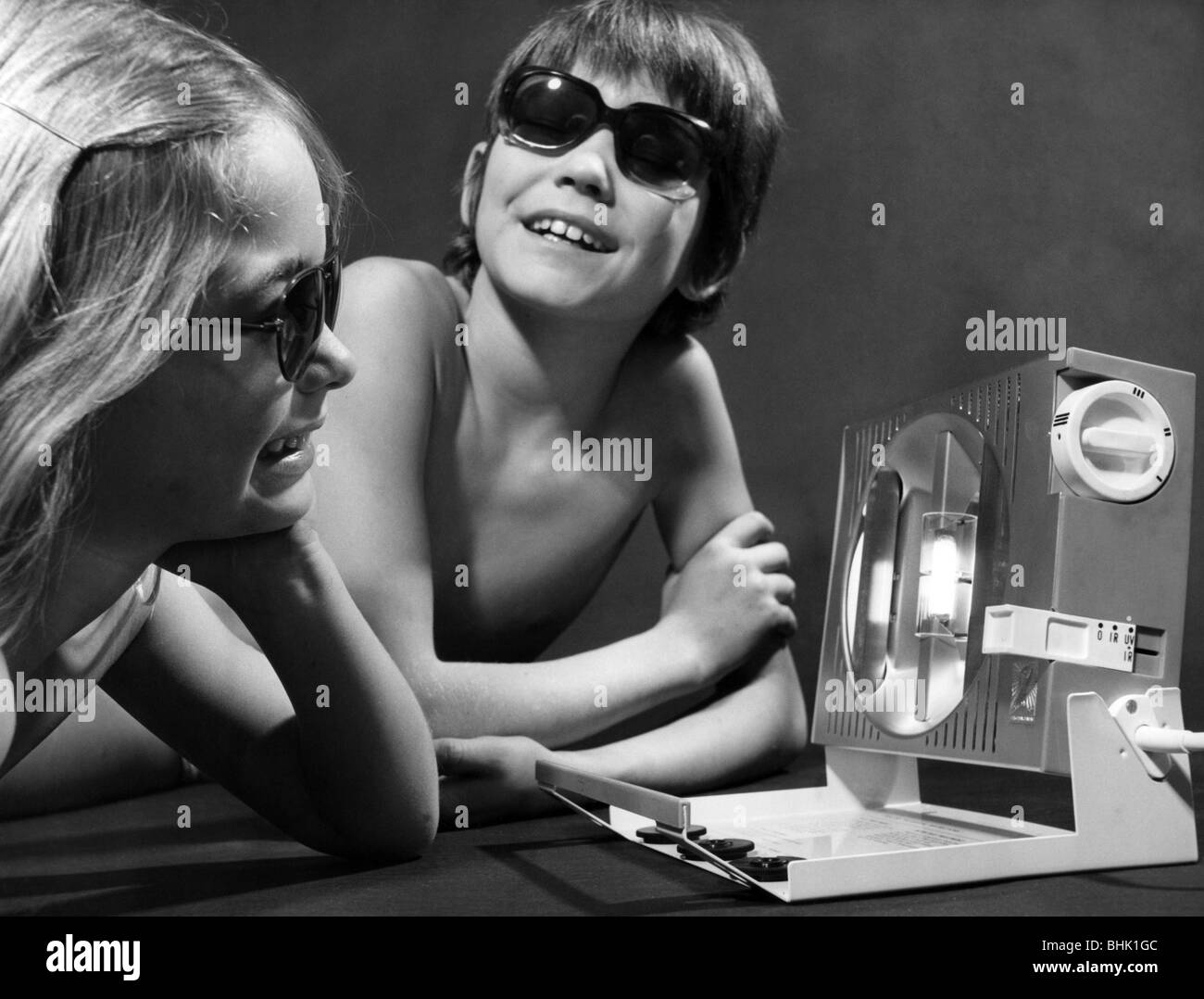 bathing, sunbathing, two children with tanning lamp 'HA-FI 230 Kurzzeit', circa 1970s, Stock Photo