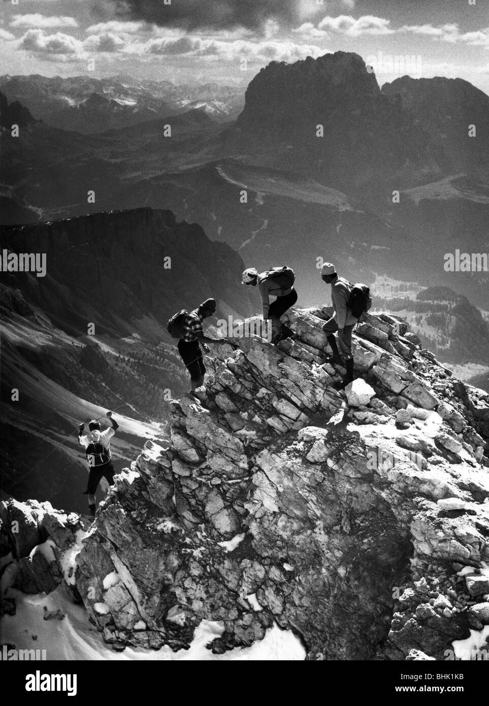 alpinism, mountain hikes, climbers descending from Sass Rigais, Geisler ...